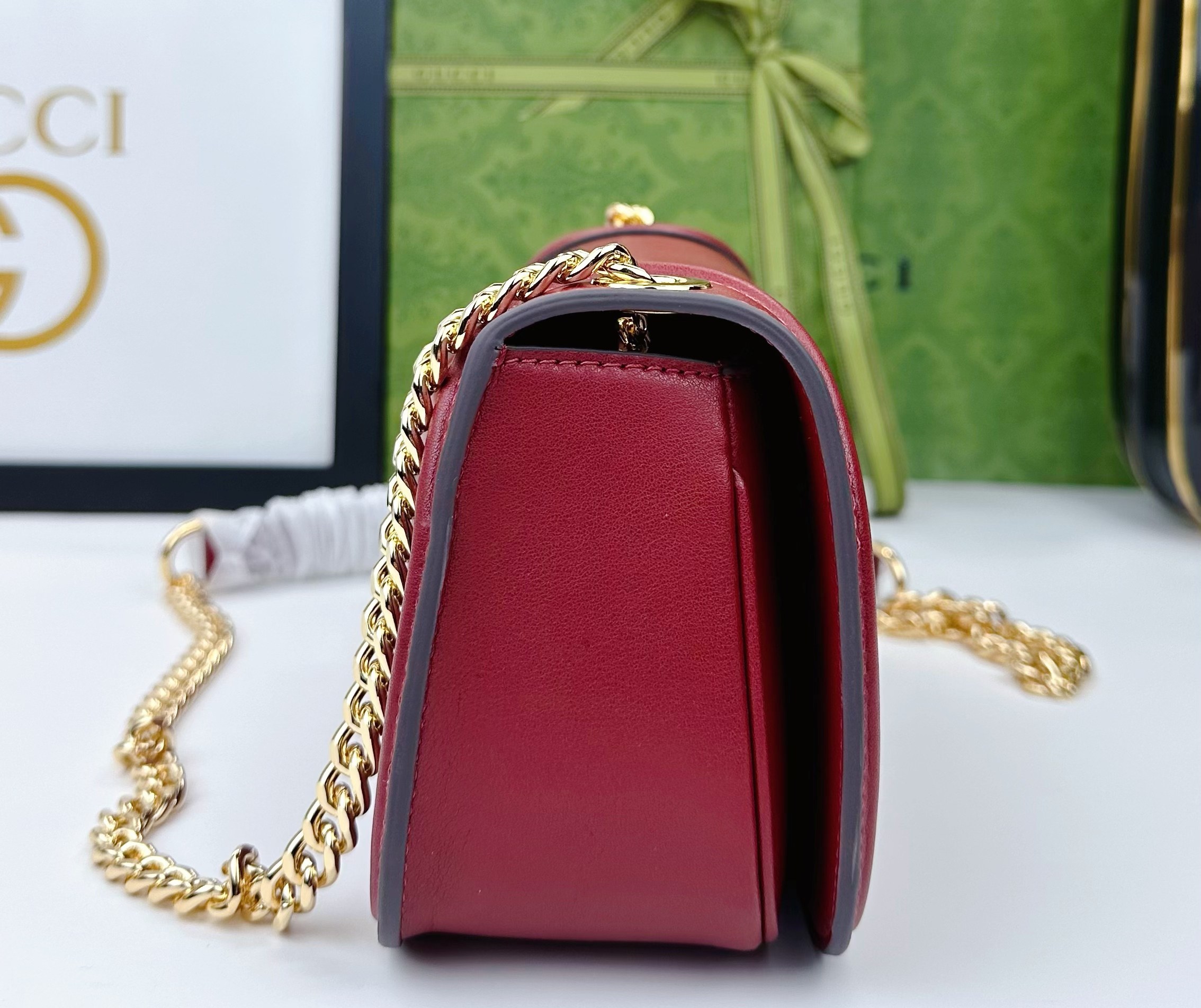 Gucci Blondie系列迷你肩背包Gucci Blondie系列全新手袋饰有在20世纪70年代初期
