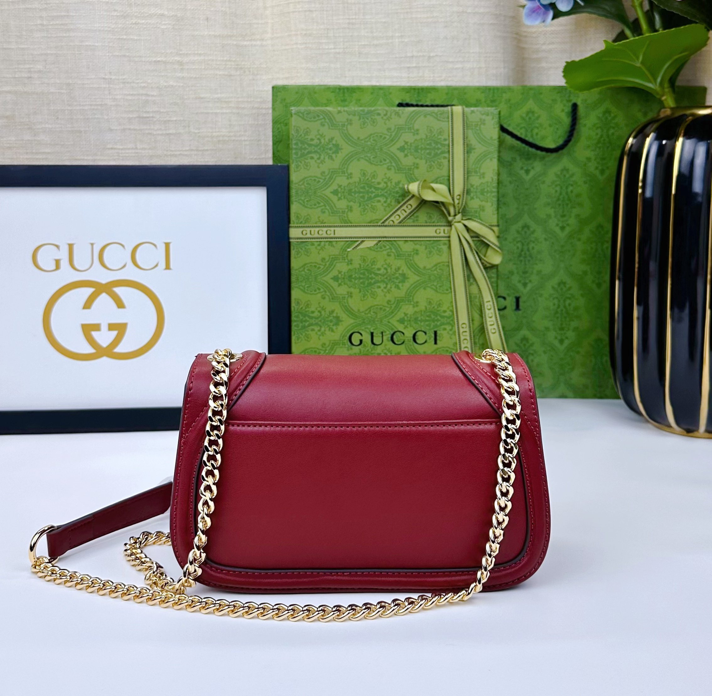 Gucci Blondie系列迷你肩背包Gucci Blondie系列全新手袋饰有在20世纪70年代初期