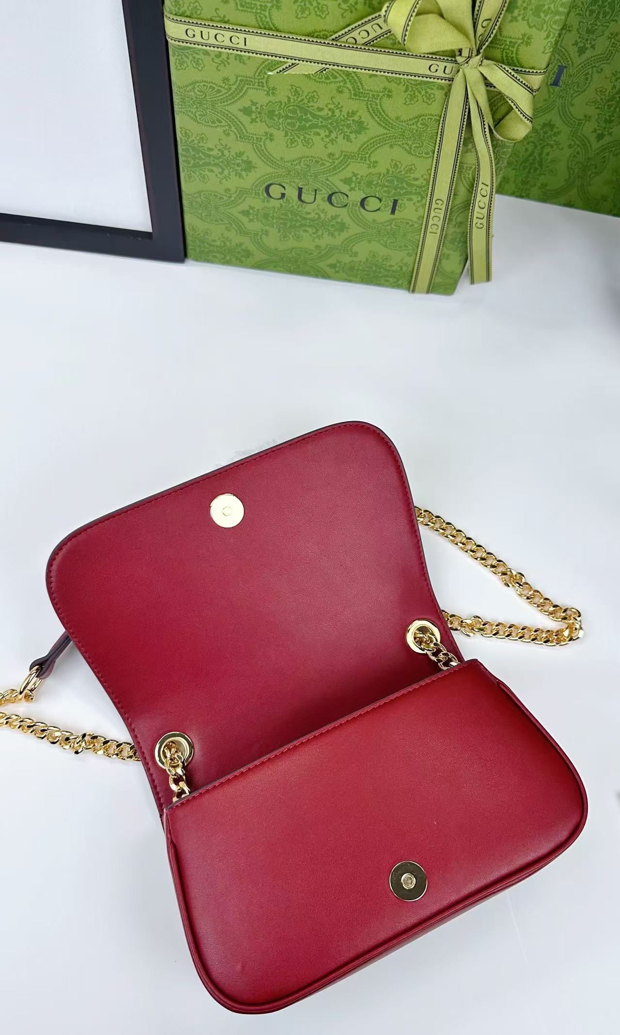 Gucci Blondie系列迷你肩背包Gucci Blondie系列全新手袋饰有在20世纪70年代初期