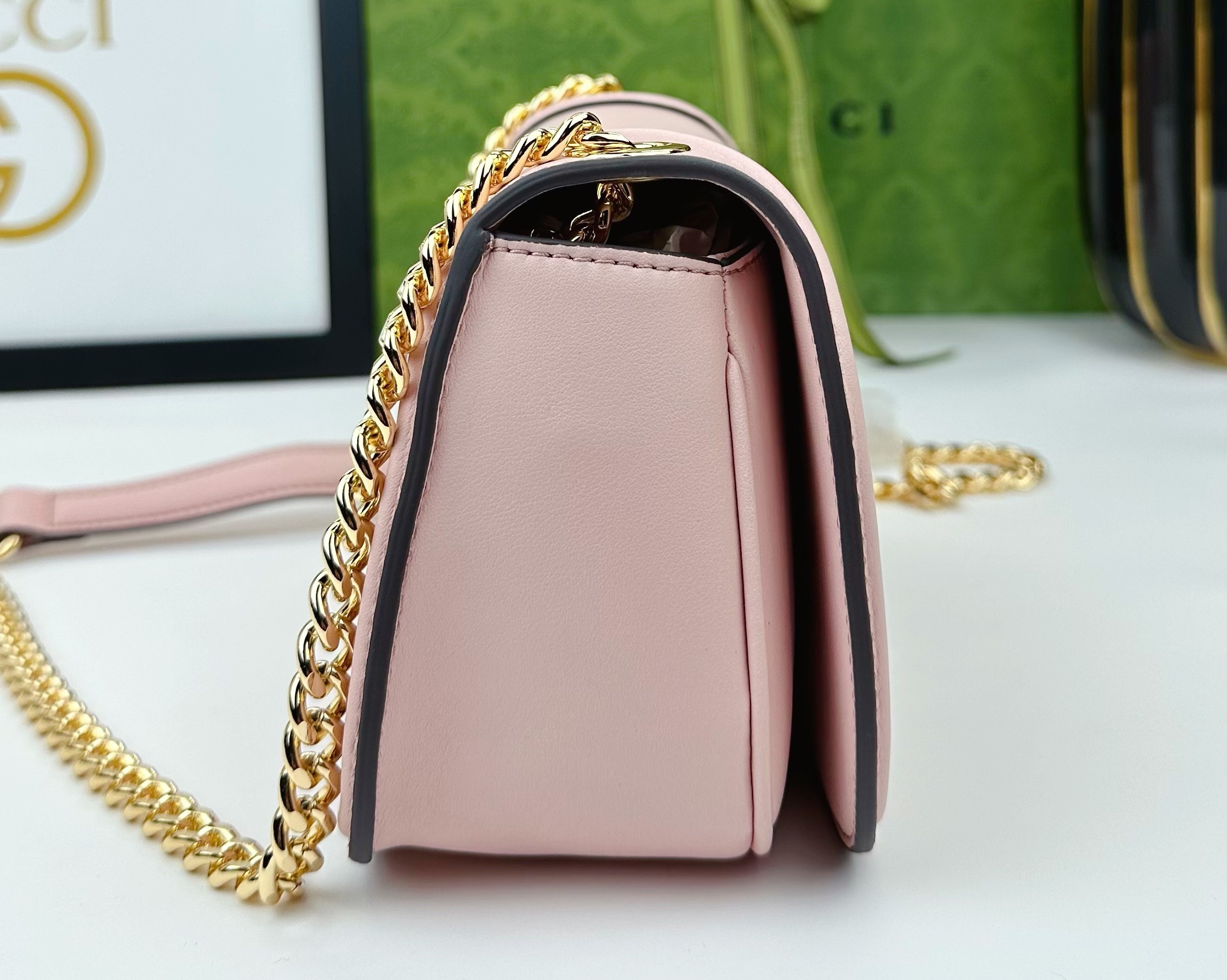Gucci Blondie系列迷你肩背包Gucci Blondie系列全新手袋饰有在20世纪70年代初期