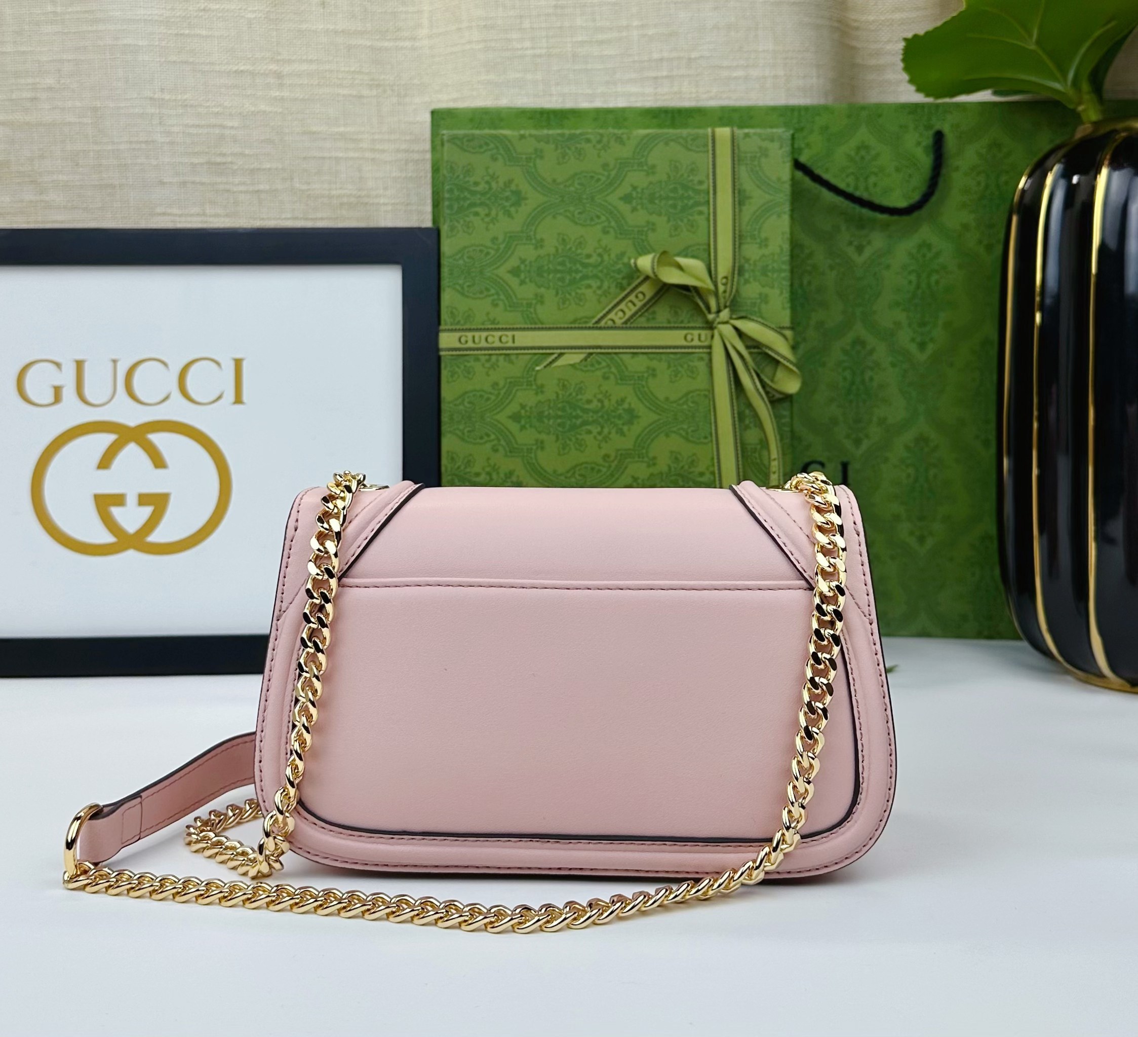 Gucci Blondie系列迷你肩背包Gucci Blondie系列全新手袋饰有在20世纪70年代初期