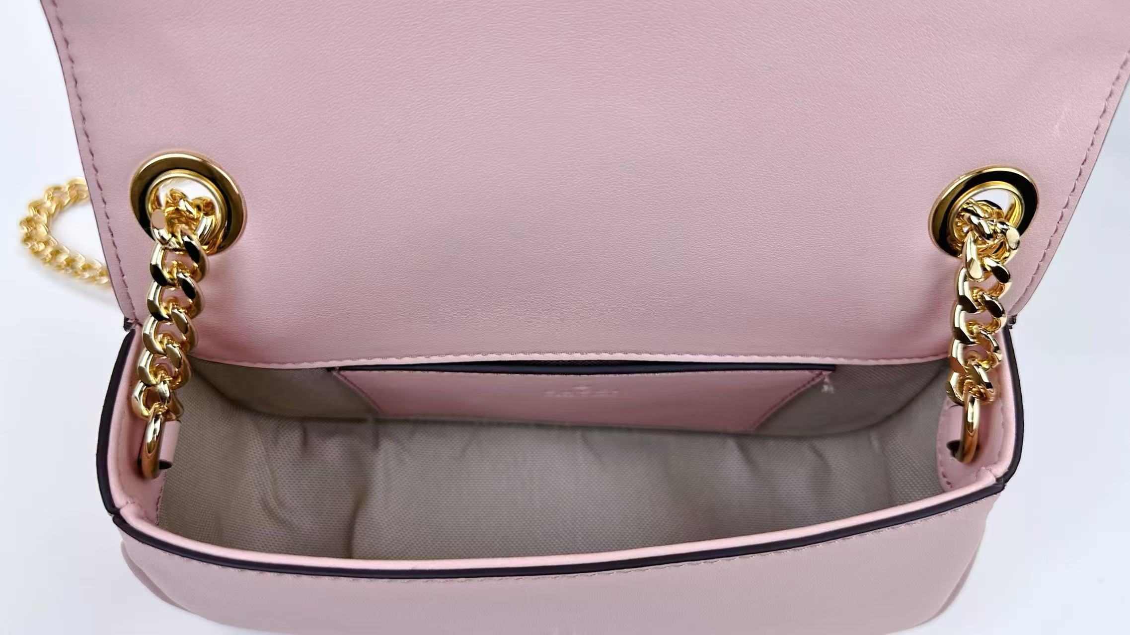 Gucci Blondie系列迷你肩背包Gucci Blondie系列全新手袋饰有在20世纪70年代初期