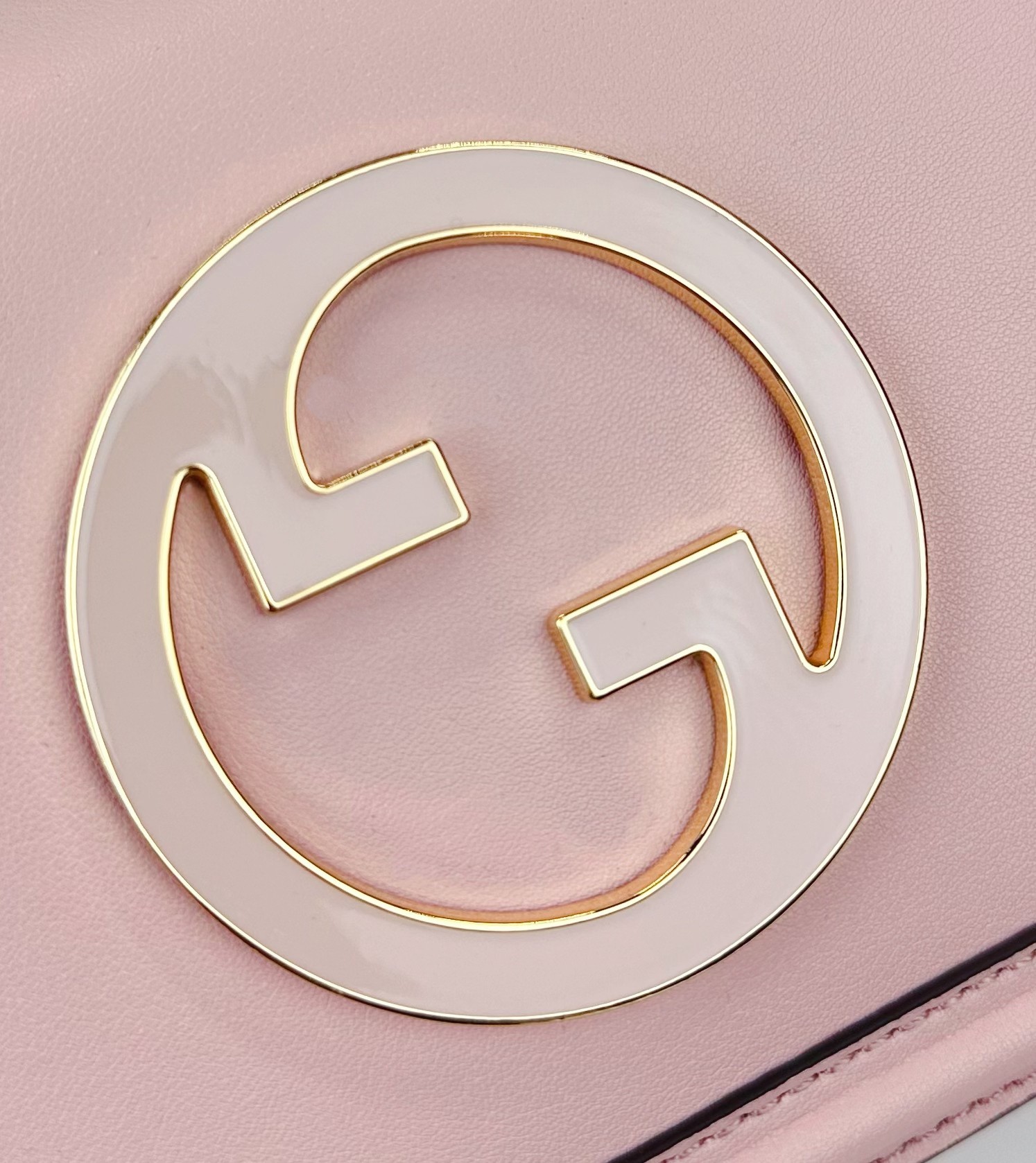 Gucci Blondie系列迷你肩背包Gucci Blondie系列全新手袋饰有在20世纪70年代初期