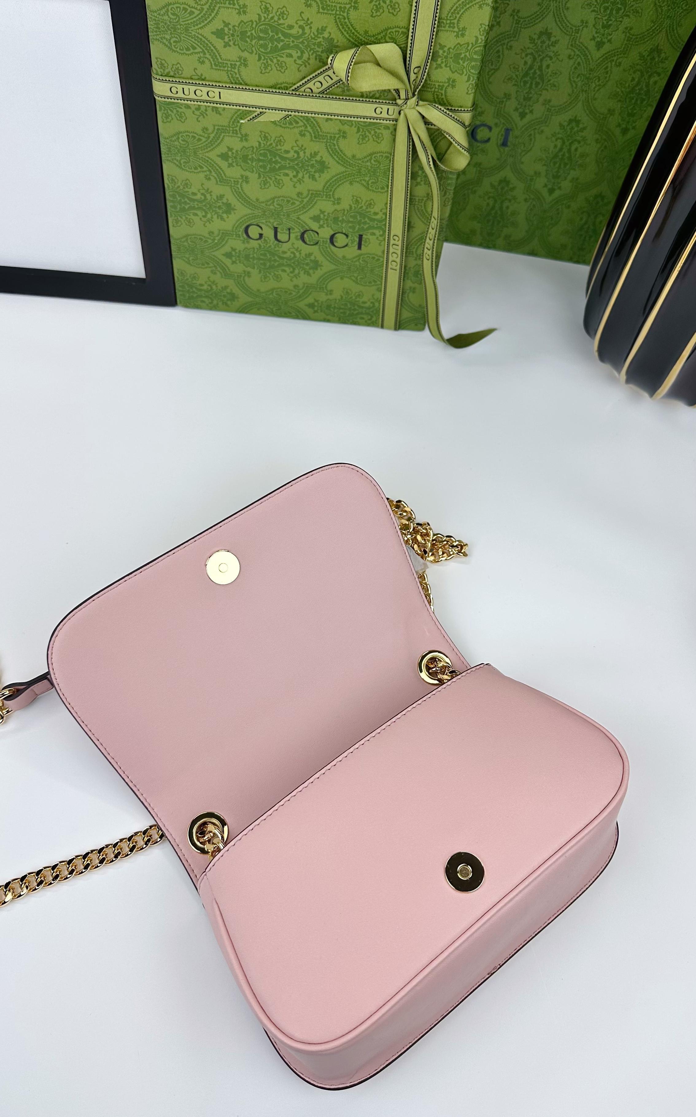 Gucci Blondie系列迷你肩背包Gucci Blondie系列全新手袋饰有在20世纪70年代初期