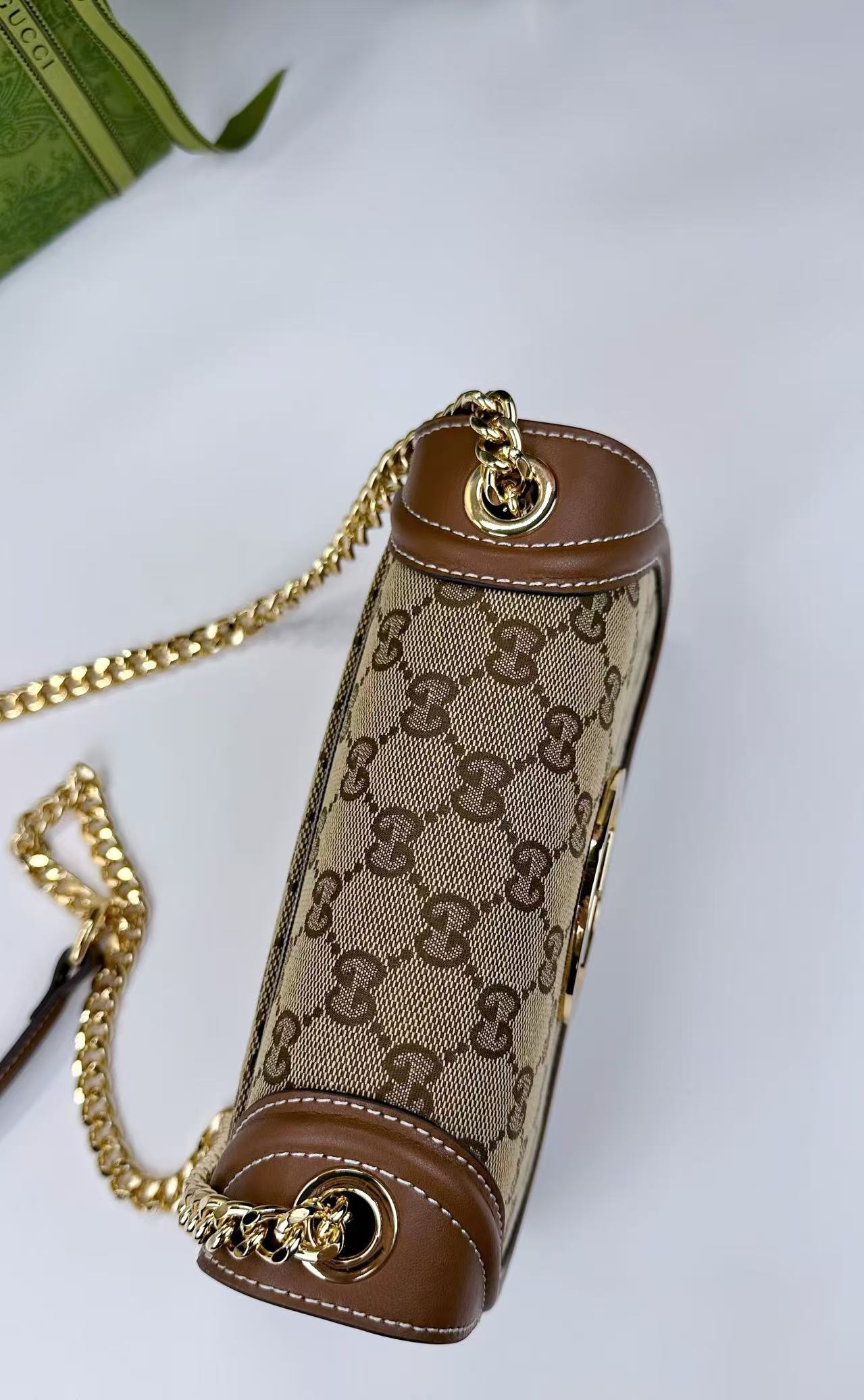 Gucci Blondie系列迷你肩背包Gucci Blondie系列全新手袋饰有在20世纪70年代初期