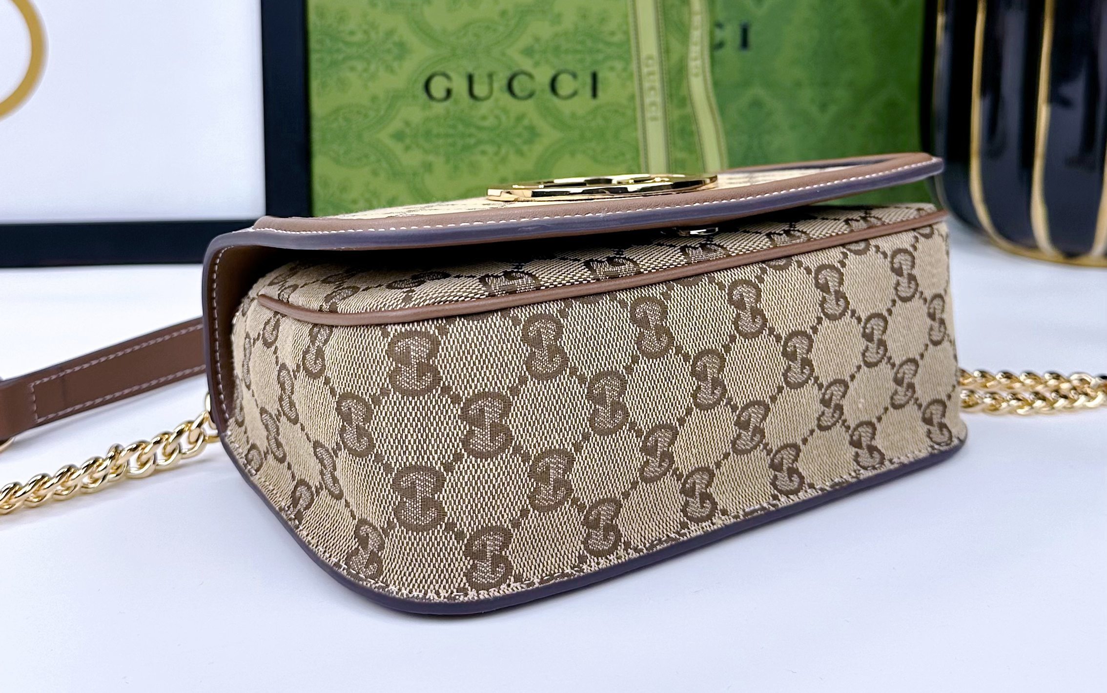 Gucci Blondie系列迷你肩背包Gucci Blondie系列全新手袋饰有在20世纪70年代初期