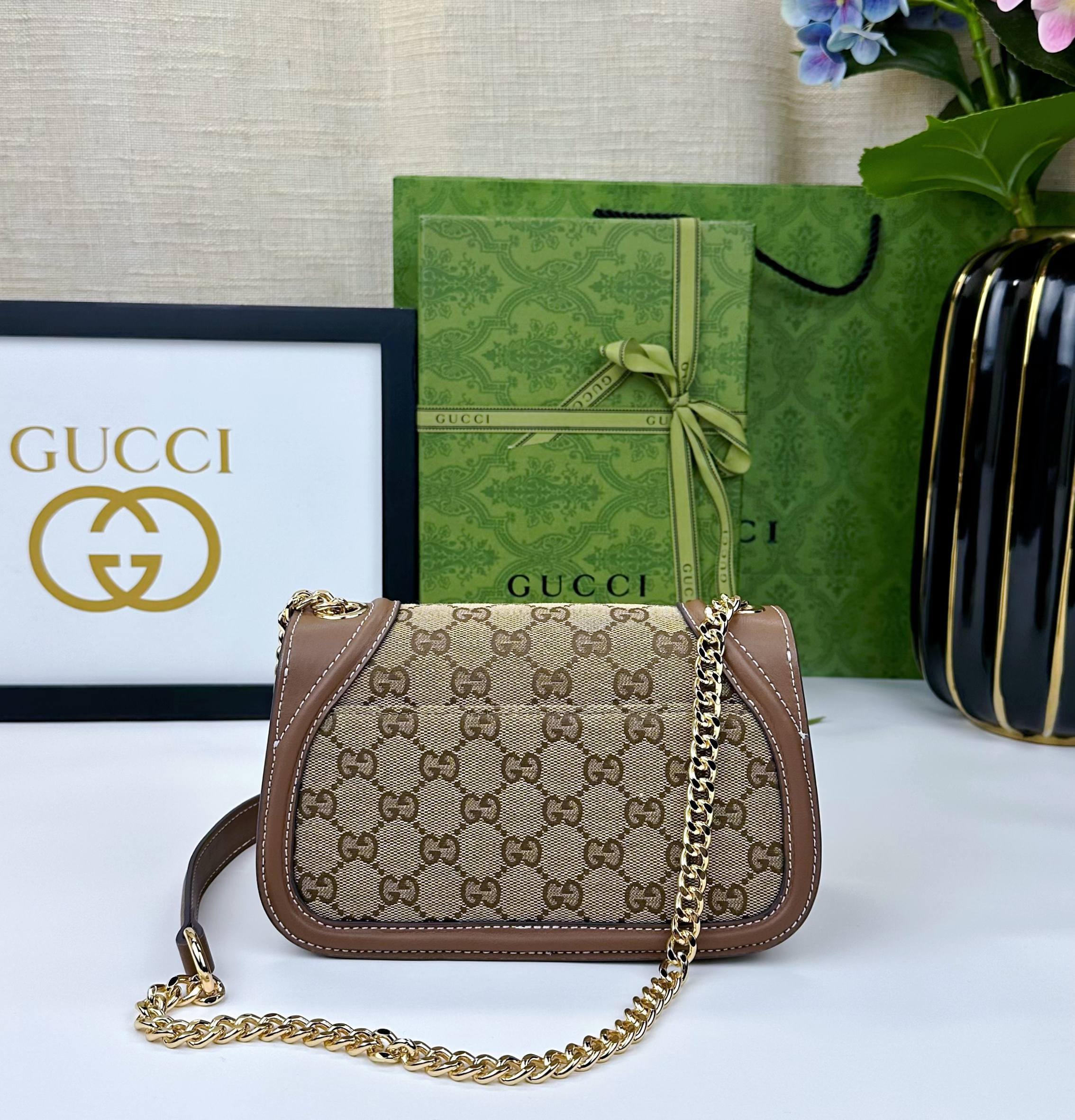 Gucci Blondie系列迷你肩背包Gucci Blondie系列全新手袋饰有在20世纪70年代初期