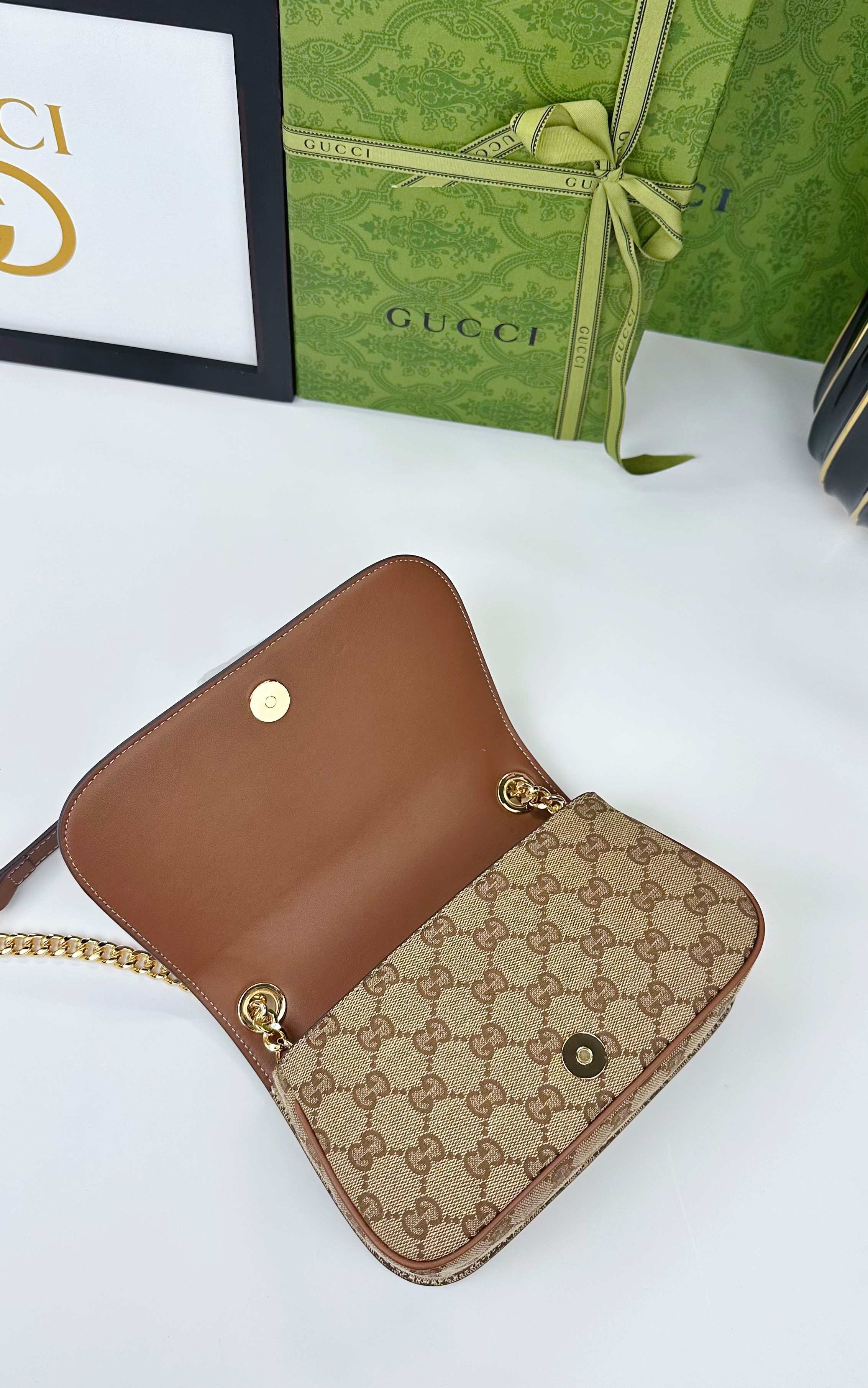 Gucci Blondie系列迷你肩背包Gucci Blondie系列全新手袋饰有在20世纪70年代初期