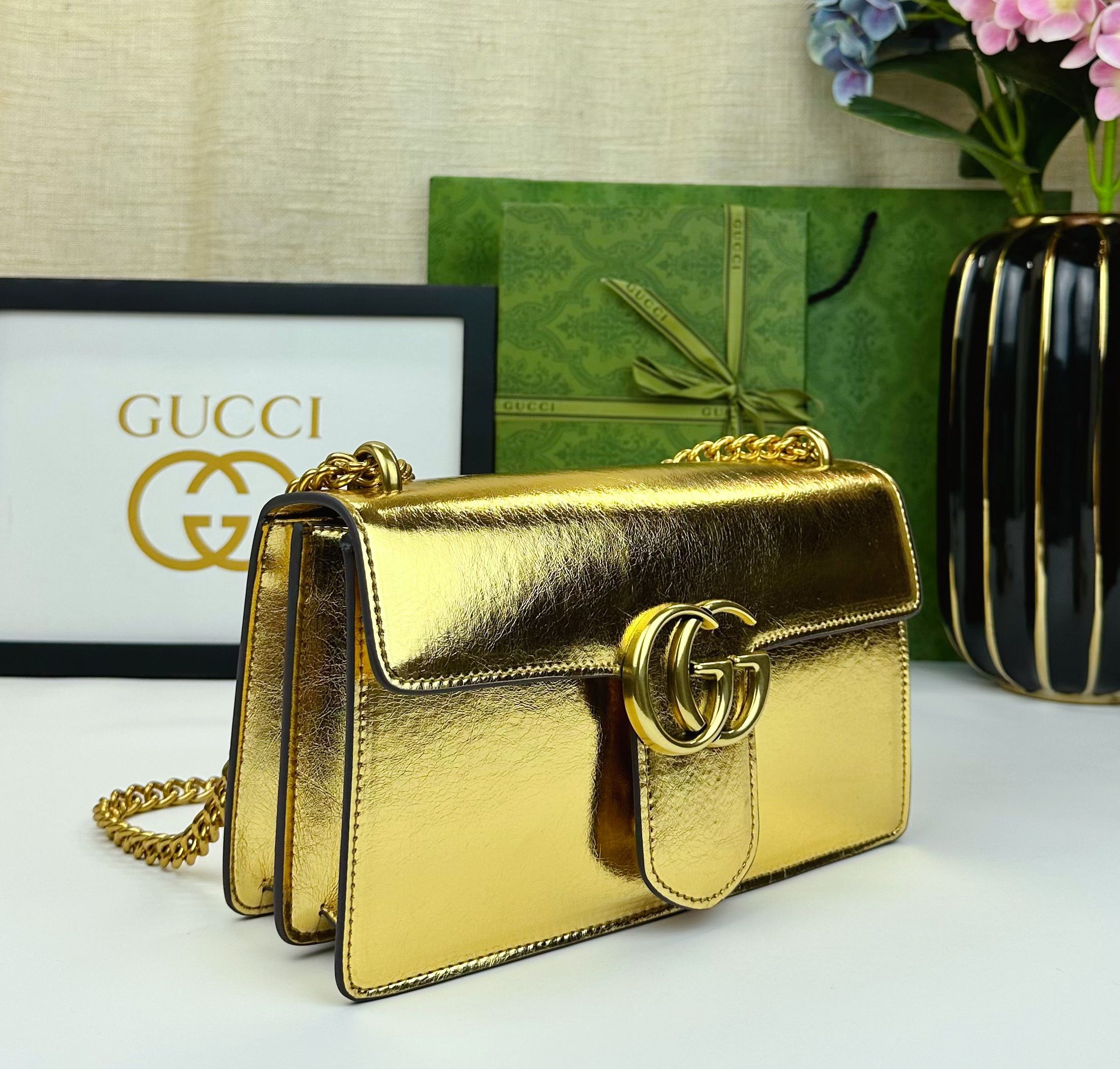  胜利新品来袭！原版品质 GG Marmont链条肩背包釆用颇具结构化的造型和翻盖封口，配以双G古铜金属