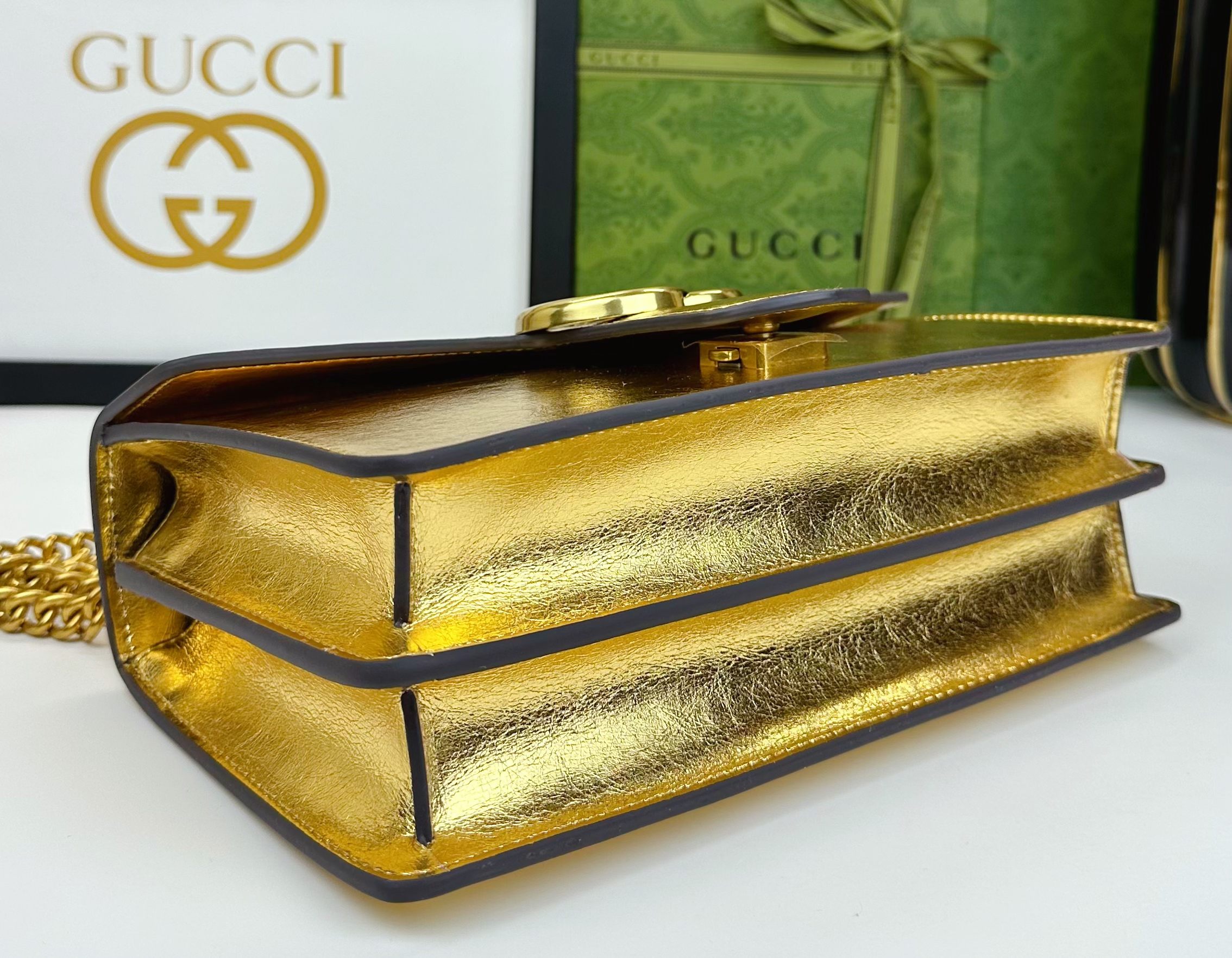  胜利新品来袭！原版品质 GG Marmont链条肩背包釆用颇具结构化的造型和翻盖封口，配以双G古铜金属