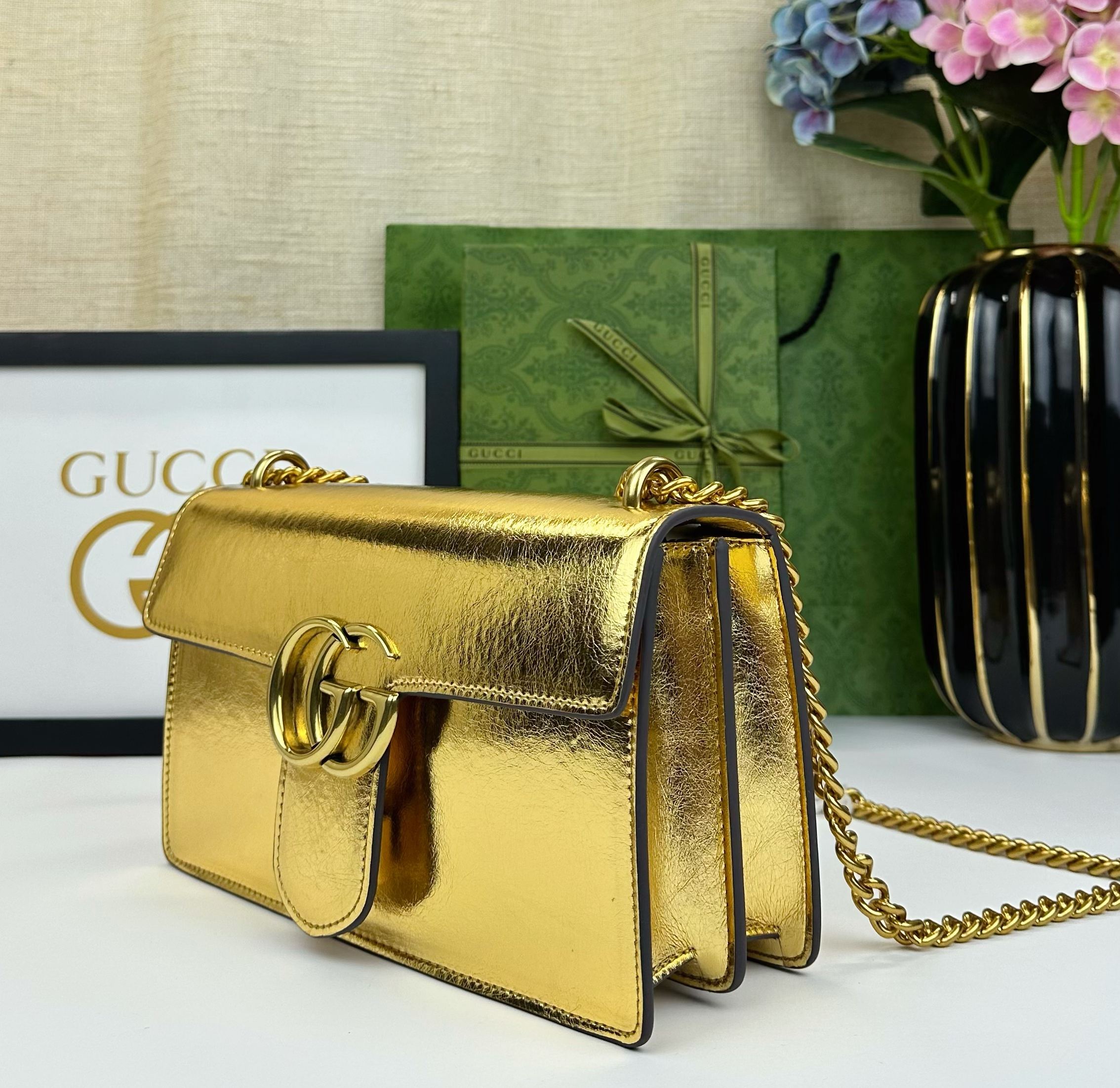  胜利新品来袭！原版品质 GG Marmont链条肩背包釆用颇具结构化的造型和翻盖封口，配以双G古铜金属