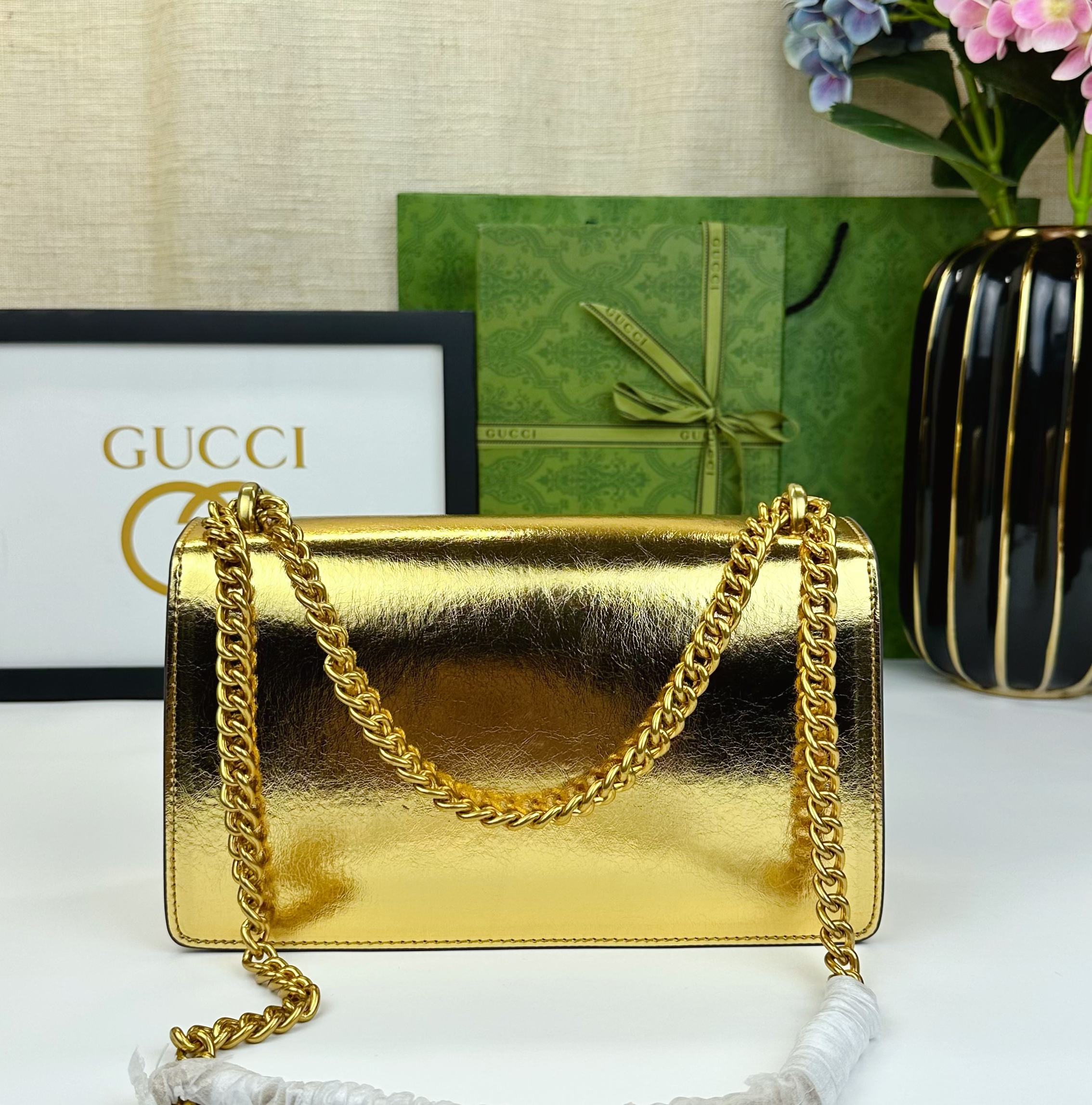  胜利新品来袭！原版品质 GG Marmont链条肩背包釆用颇具结构化的造型和翻盖封口，配以双G古铜金属