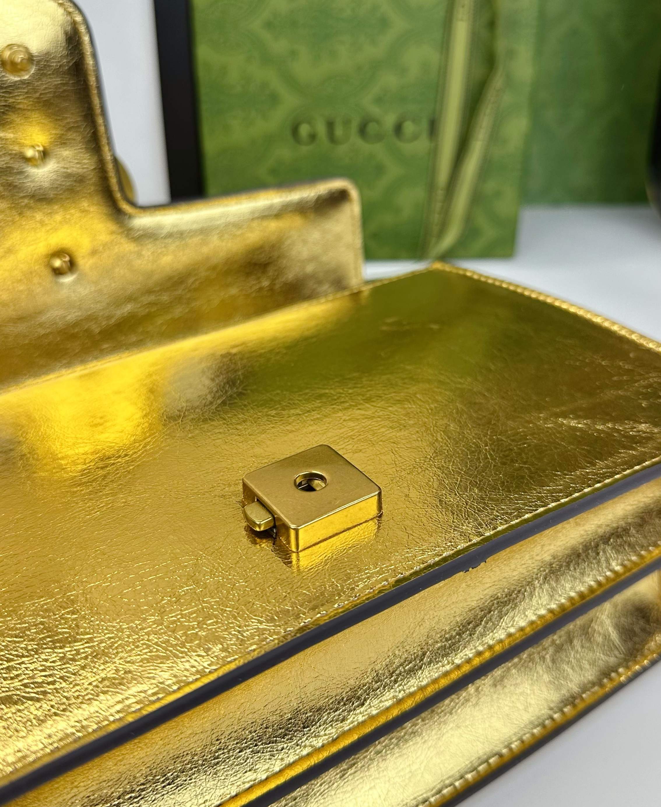  胜利新品来袭！原版品质 GG Marmont链条肩背包釆用颇具结构化的造型和翻盖封口，配以双G古铜金属