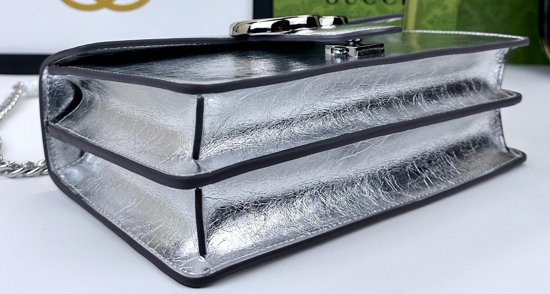  胜利新品来袭！原版品质 GG Marmont链条肩背包釆用颇具结构化的造型和翻盖封口，配以双G古铜金属