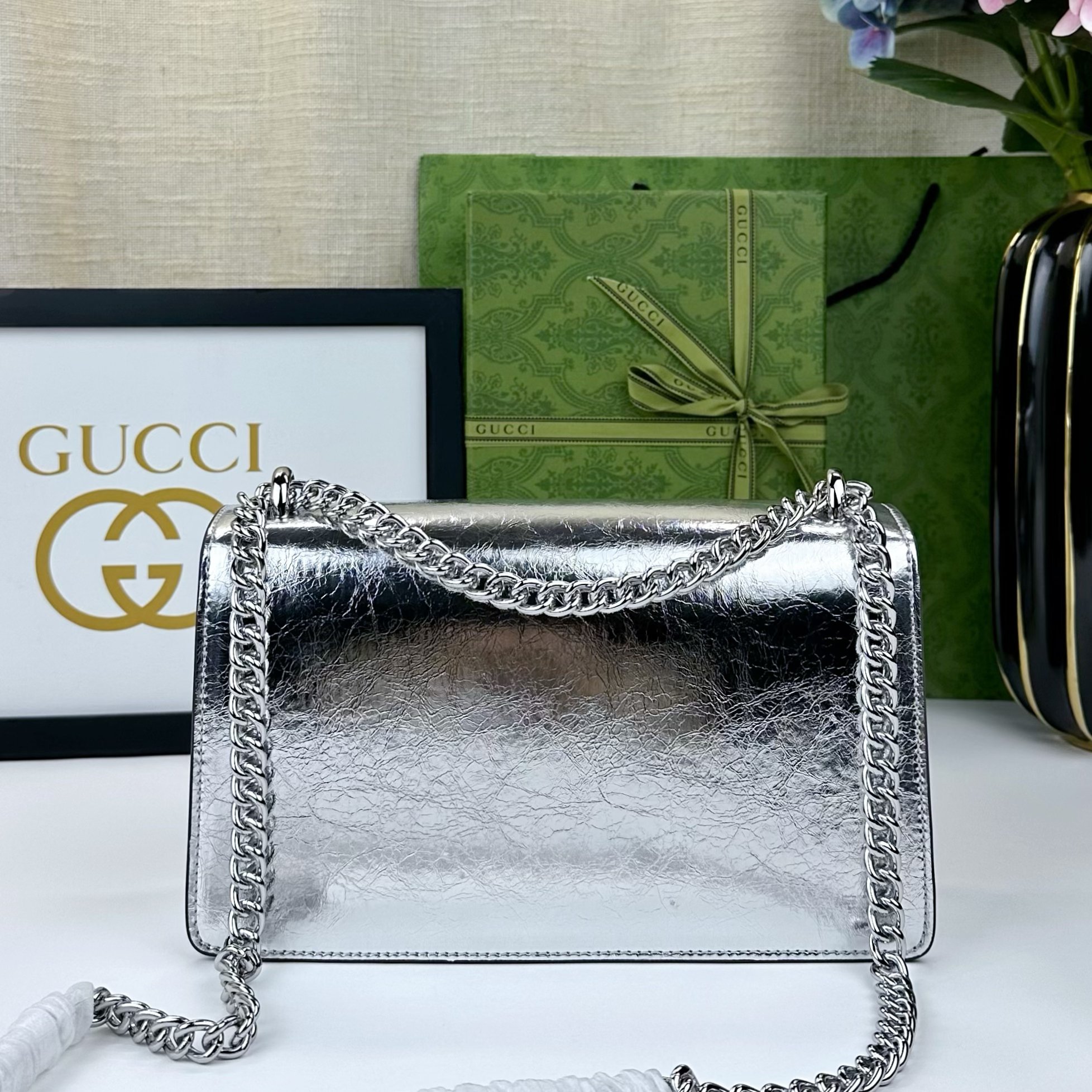  胜利新品来袭！原版品质 GG Marmont链条肩背包釆用颇具结构化的造型和翻盖封口，配以双G古铜金属