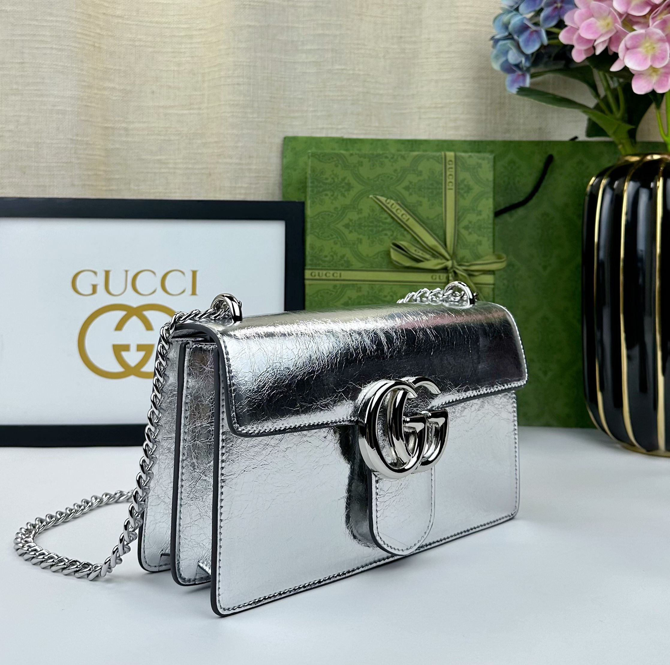  胜利新品来袭！原版品质 GG Marmont链条肩背包釆用颇具结构化的造型和翻盖封口，配以双G古铜金属