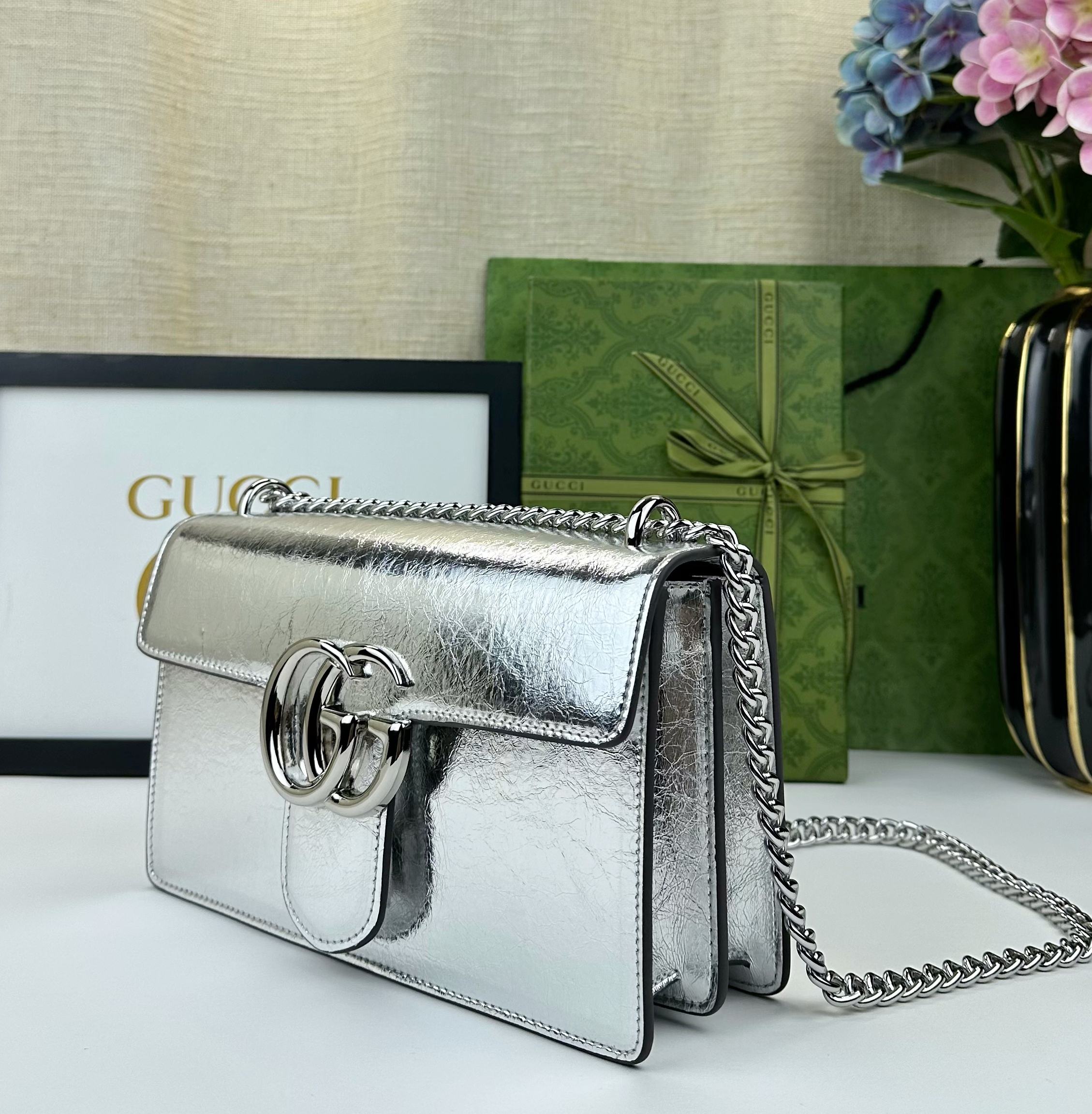  胜利新品来袭！原版品质 GG Marmont链条肩背包釆用颇具结构化的造型和翻盖封口，配以双G古铜金属