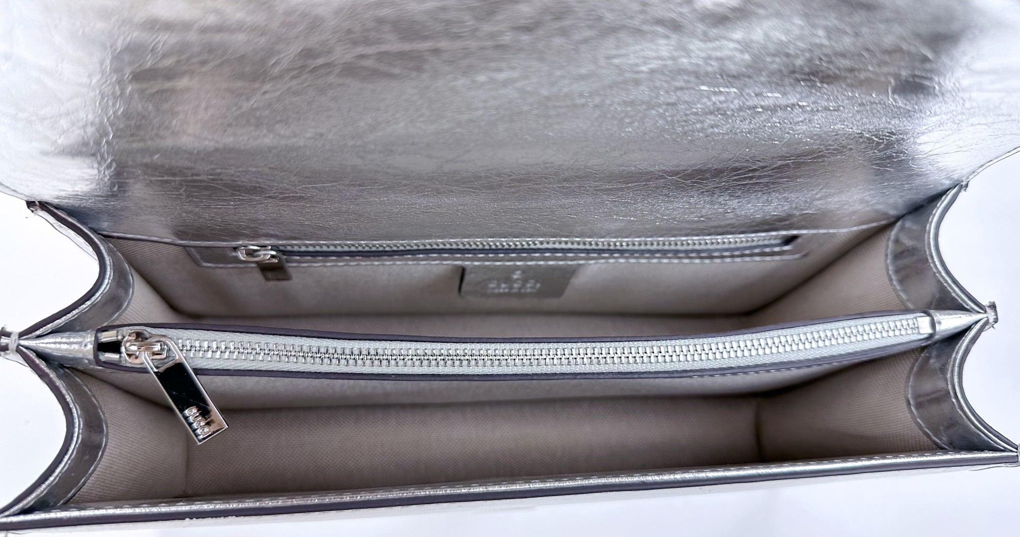  胜利新品来袭！原版品质 GG Marmont链条肩背包釆用颇具结构化的造型和翻盖封口，配以双G古铜金属