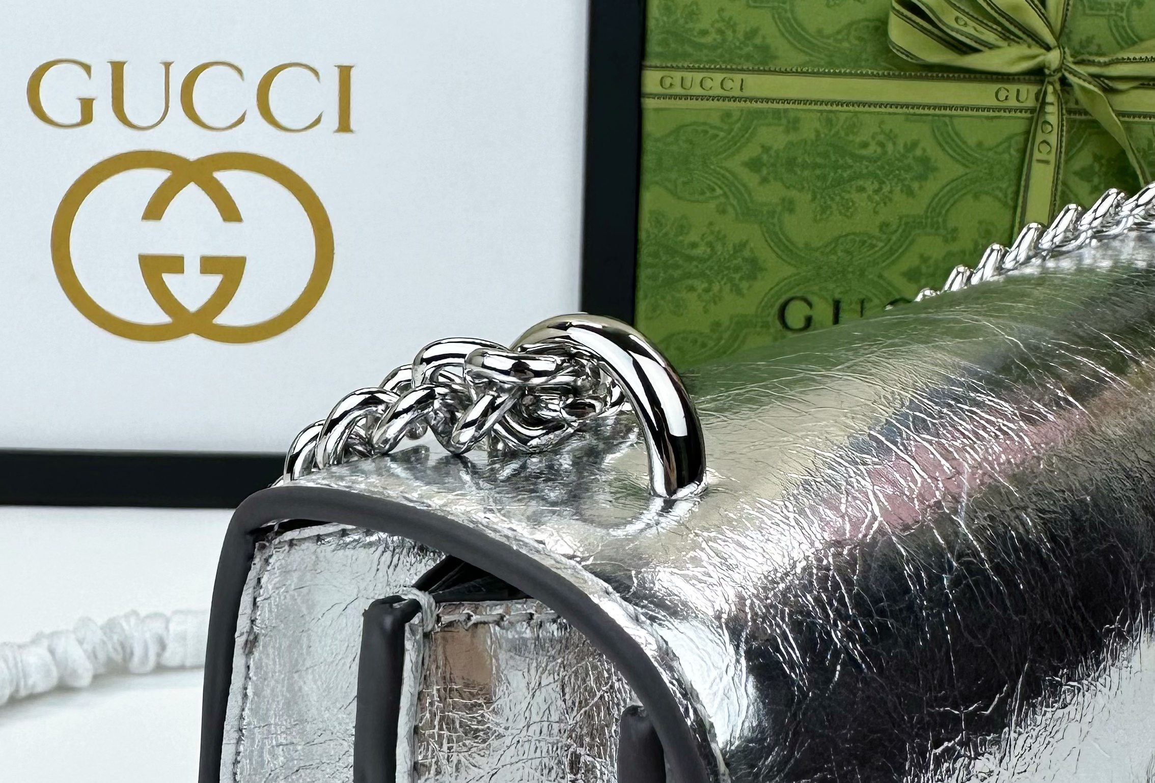  胜利新品来袭！原版品质 GG Marmont链条肩背包釆用颇具结构化的造型和翻盖封口，配以双G古铜金属