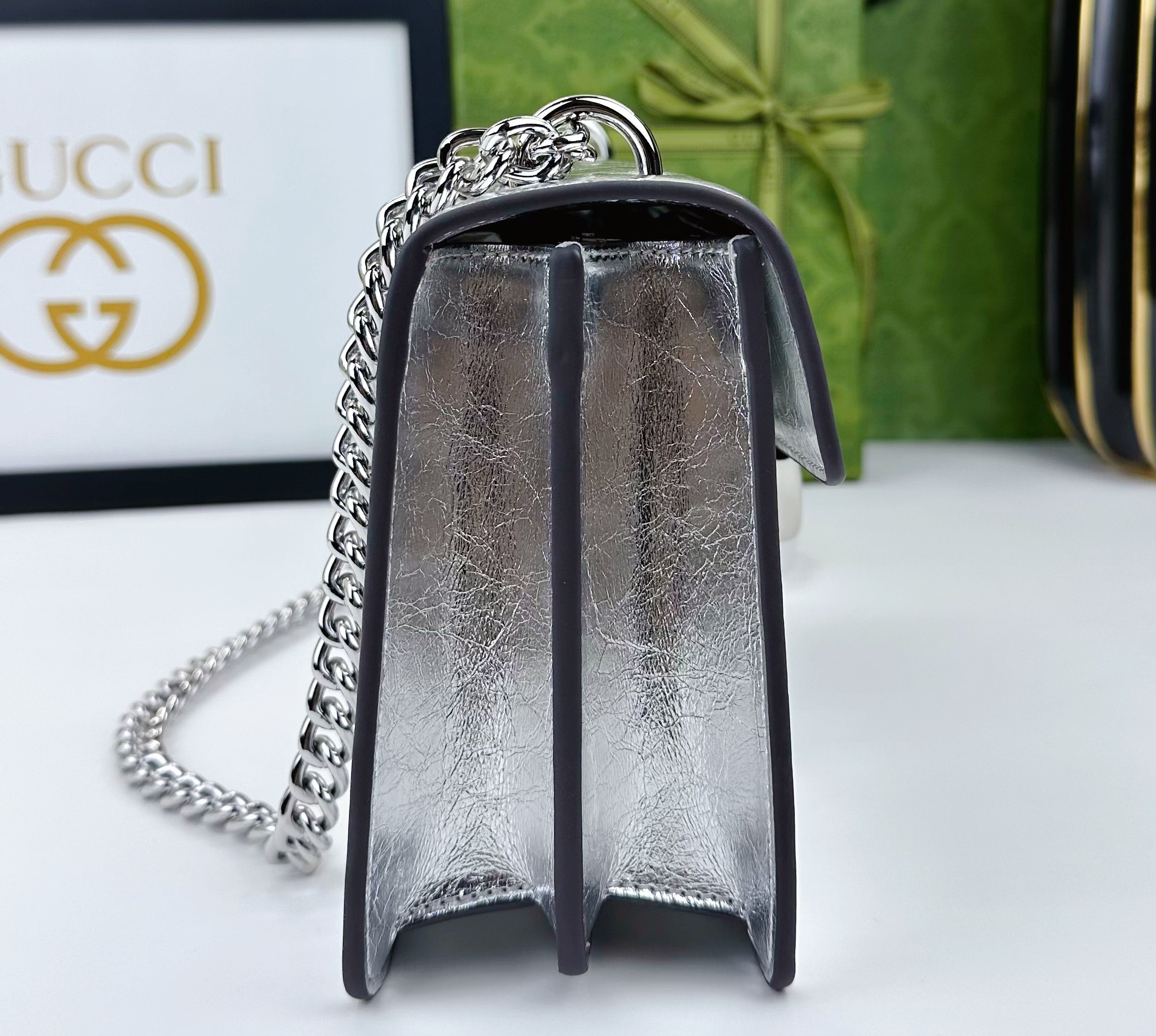  胜利新品来袭！原版品质 GG Marmont链条肩背包釆用颇具结构化的造型和翻盖封口，配以双G古铜金属