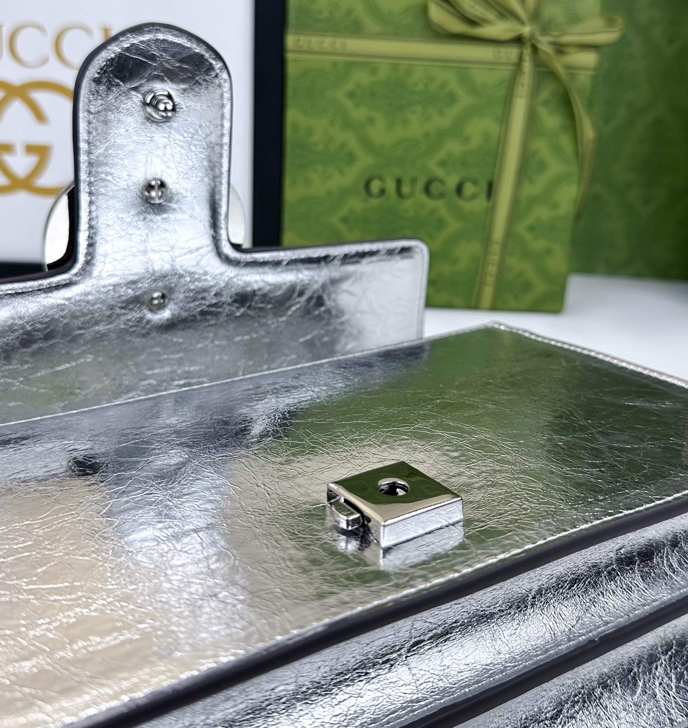  胜利新品来袭！原版品质 GG Marmont链条肩背包釆用颇具结构化的造型和翻盖封口，配以双G古铜金属