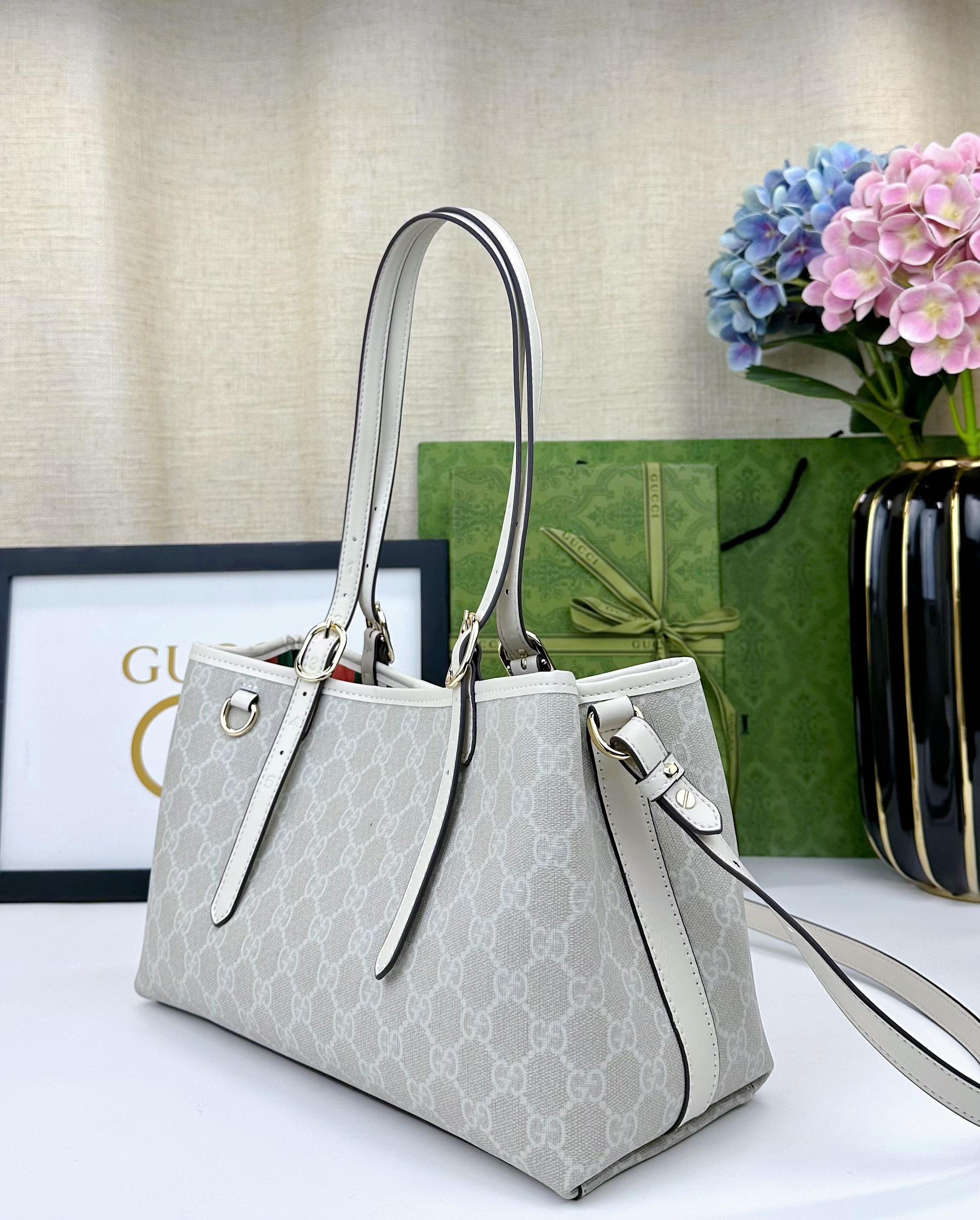  GG这款购物袋GG图案和条纹织带这两种品牌颇有辨识性的元素融合成经典搭配，Ophidia世界的演化之路