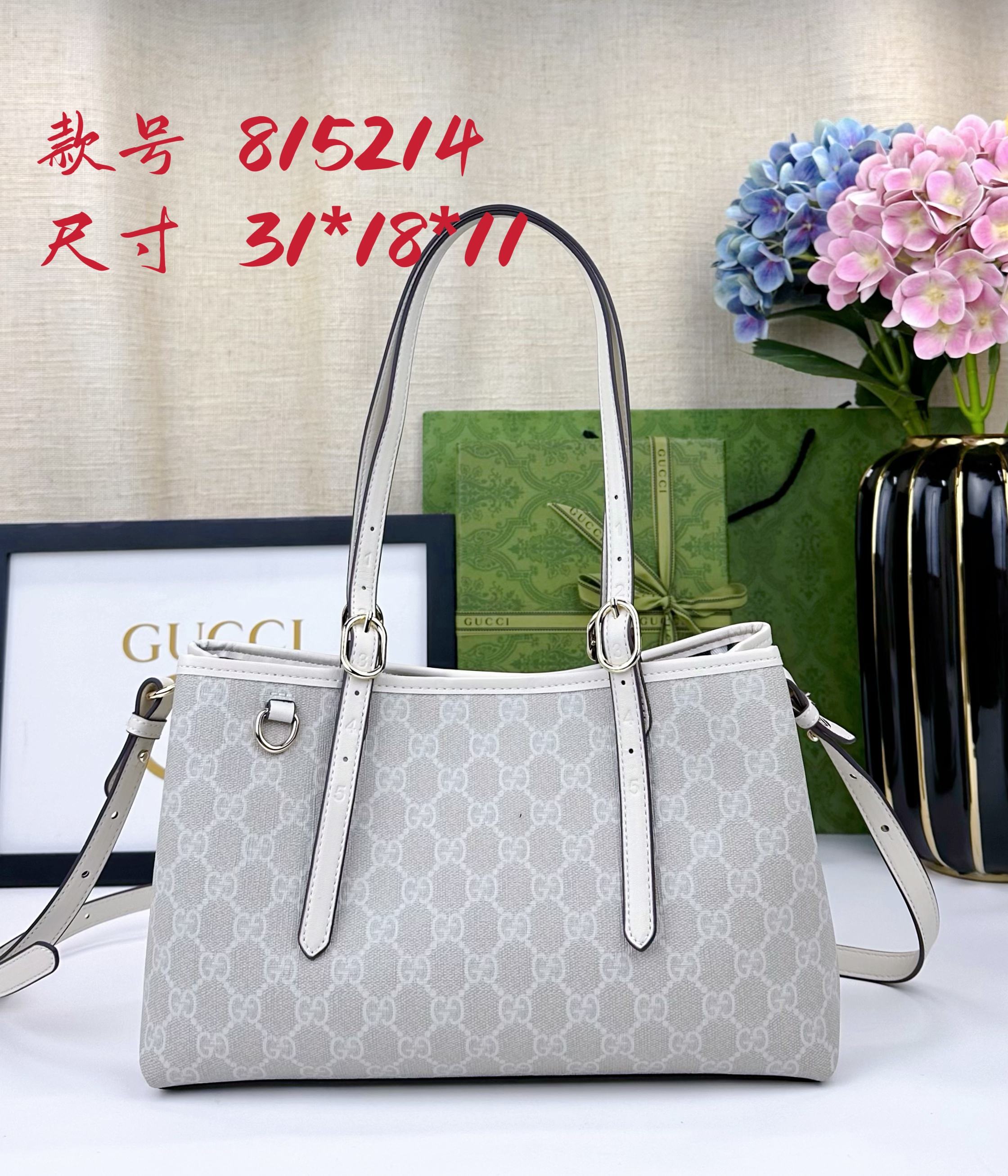  GG这款购物袋GG图案和条纹织带这两种品牌颇有辨识性的元素融合成经典搭配，Ophidia世界的演化之路