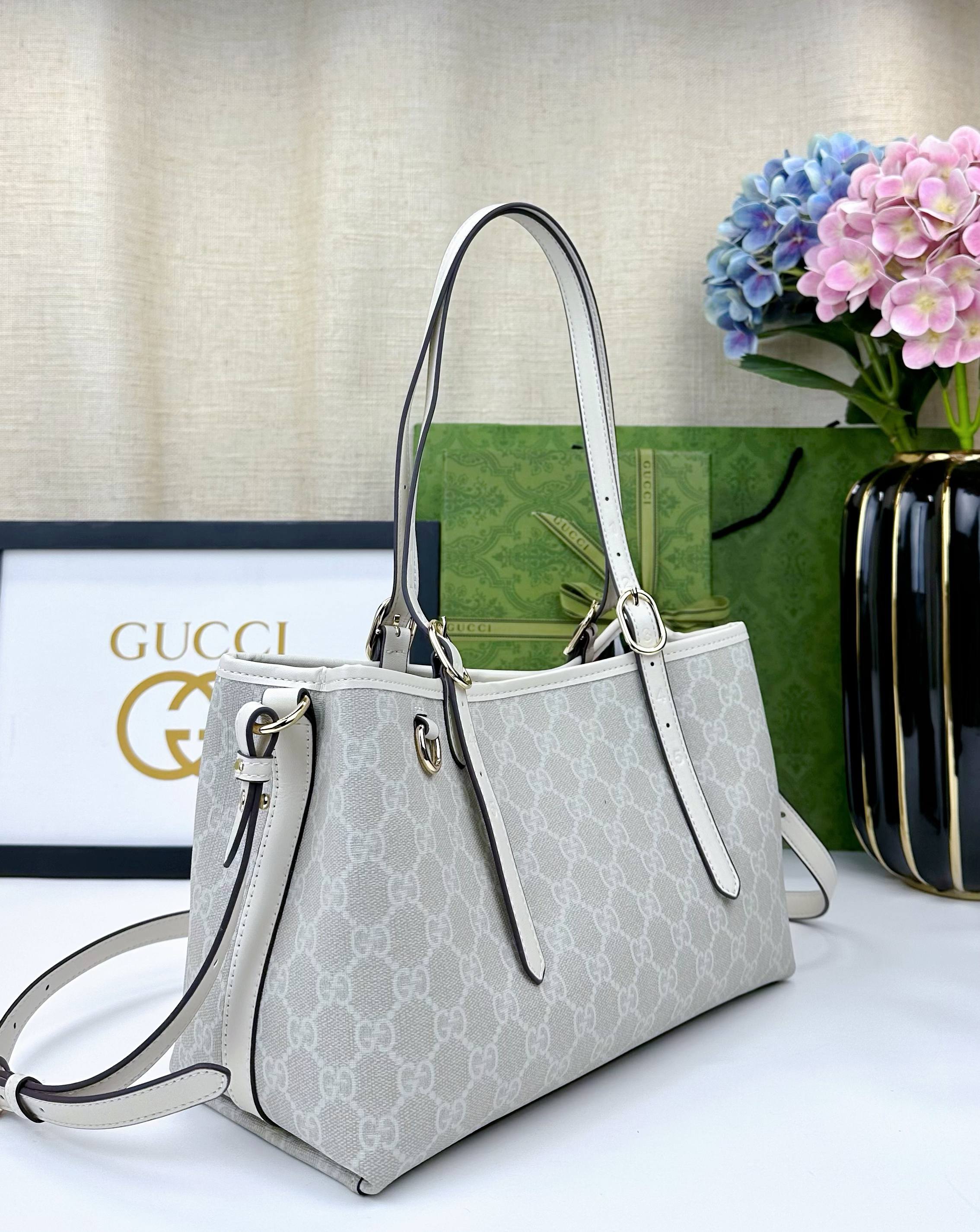  GG这款购物袋GG图案和条纹织带这两种品牌颇有辨识性的元素融合成经典搭配，Ophidia世界的演化之路