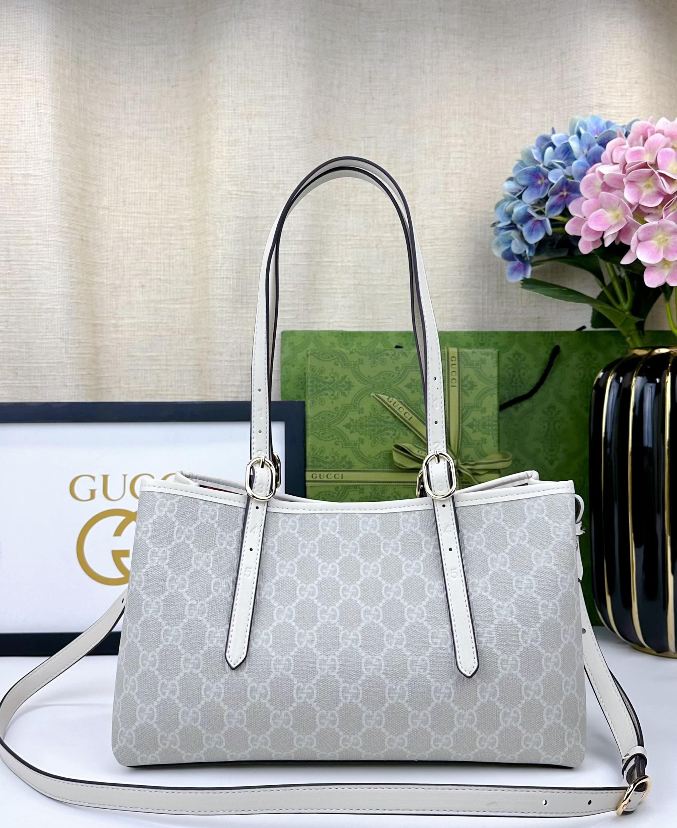  GG这款购物袋GG图案和条纹织带这两种品牌颇有辨识性的元素融合成经典搭配，Ophidia世界的演化之路