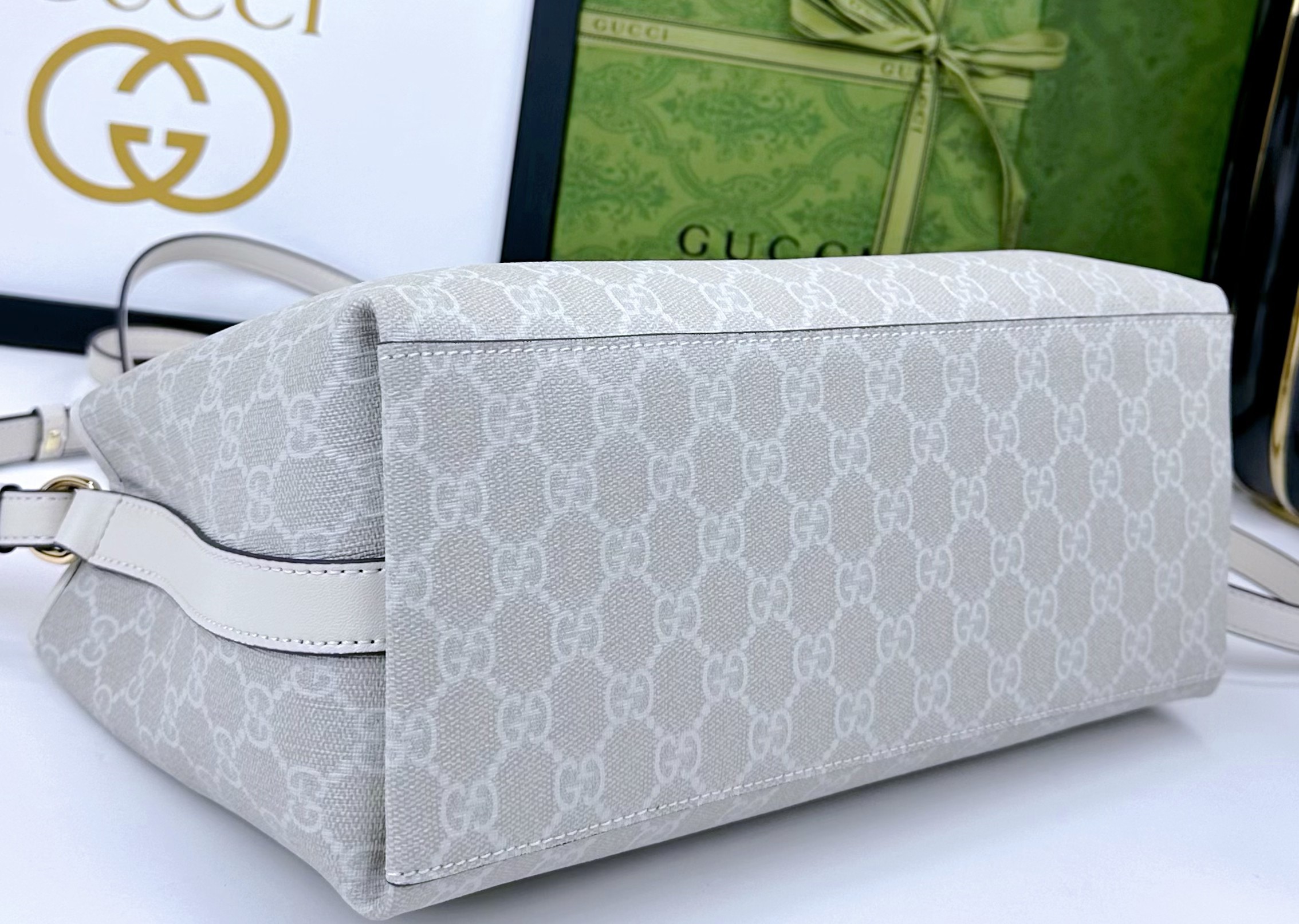 GG这款购物袋GG图案和条纹织带这两种品牌颇有辨识性的元素融合成经典搭配，Ophidia世界的演化之路