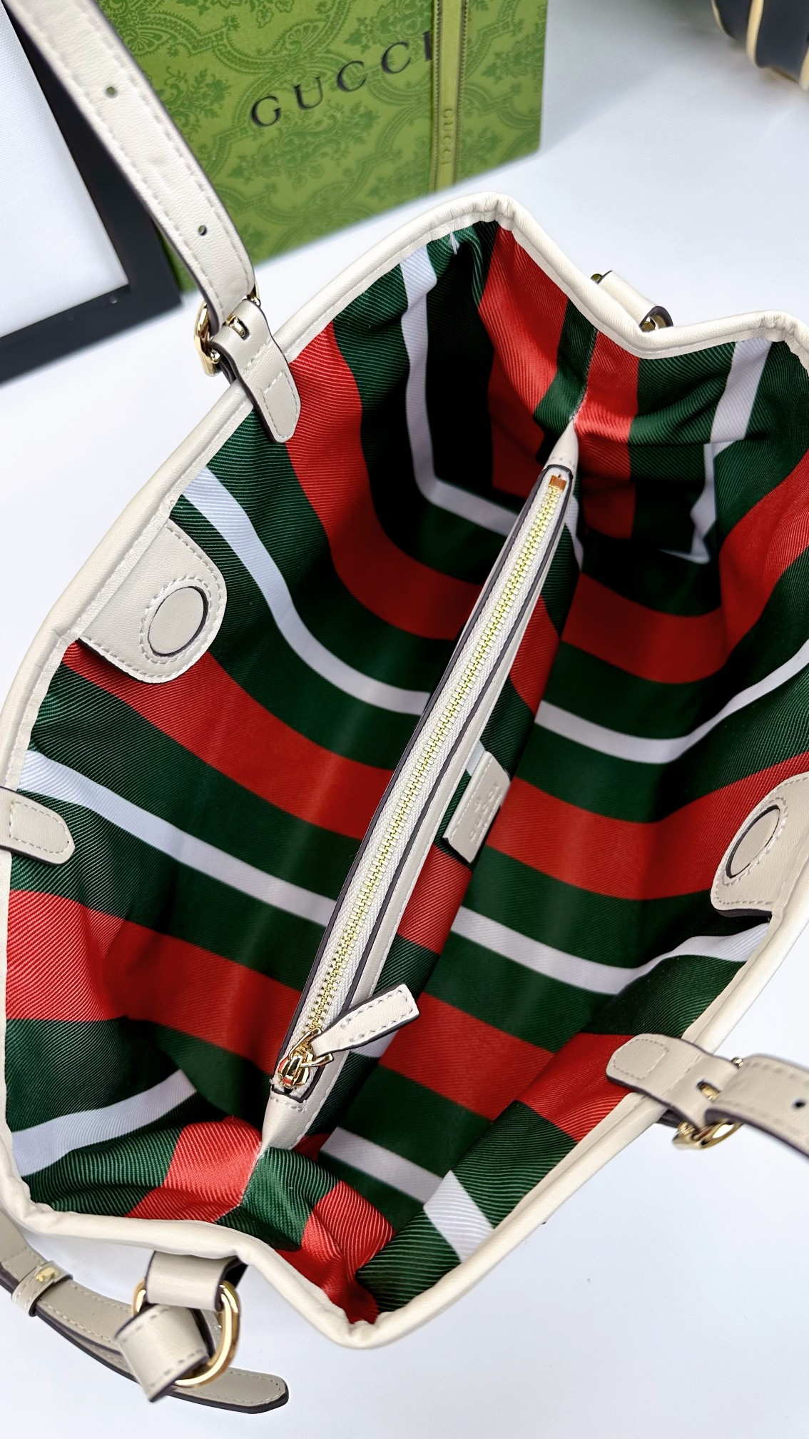  GG这款购物袋GG图案和条纹织带这两种品牌颇有辨识性的元素融合成经典搭配，Ophidia世界的演化之路