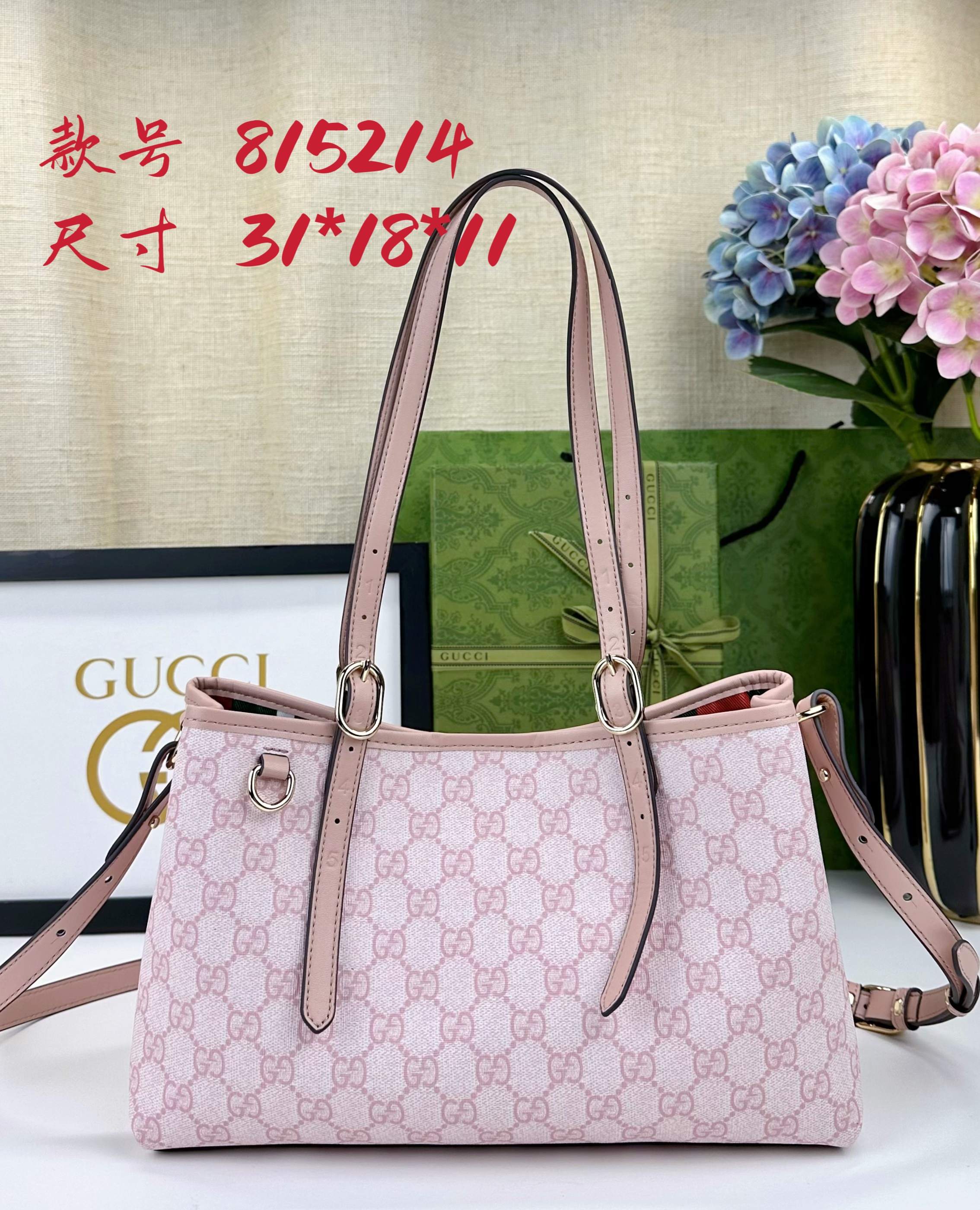  GG这款购物袋GG图案和条纹织带这两种品牌颇有辨识性的元素融合成经典搭配，Ophidia世界的演化之路