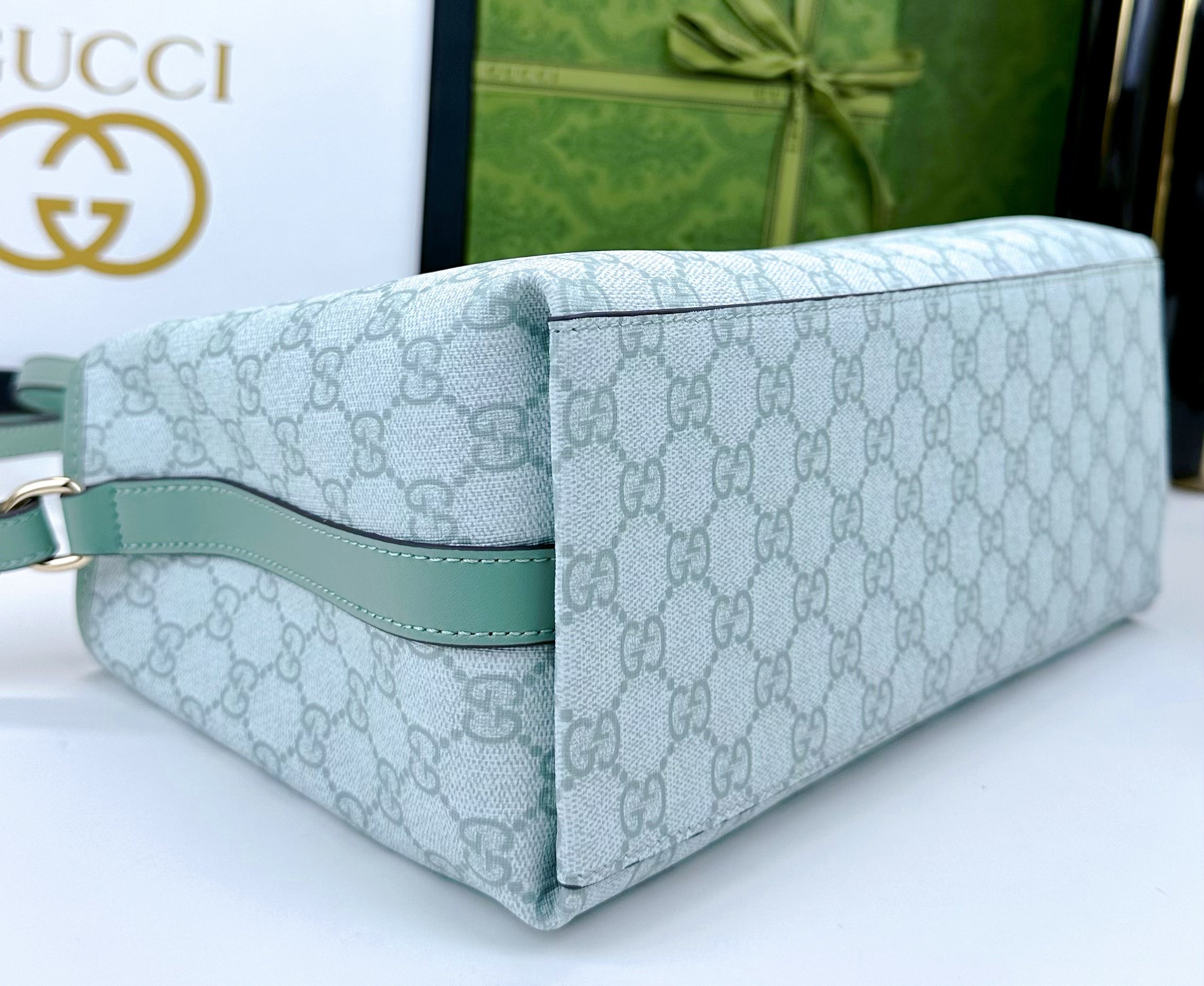  GG这款购物袋GG图案和条纹织带这两种品牌颇有辨识性的元素融合成经典搭配，Ophidia世界的演化之路