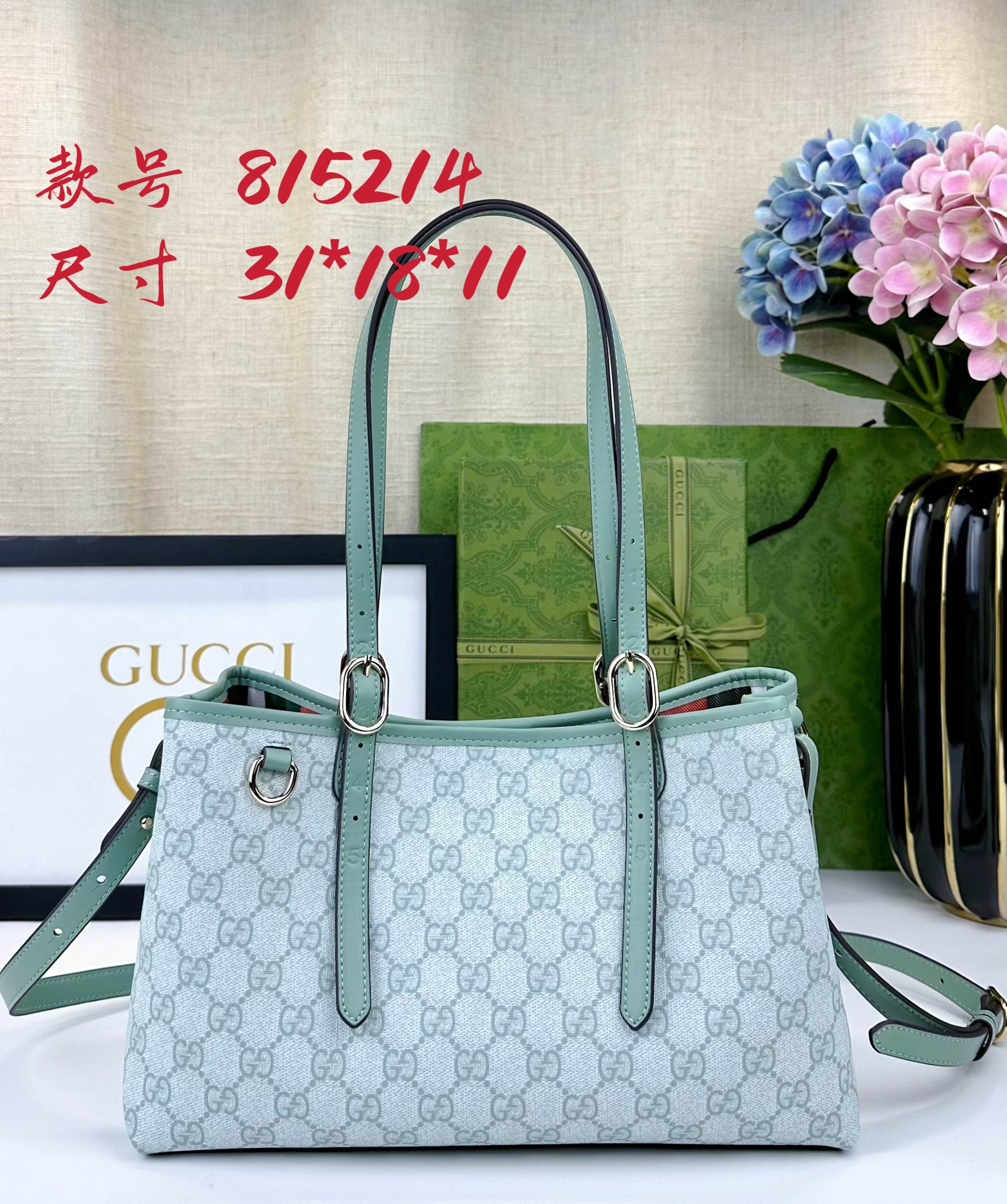  GG这款购物袋GG图案和条纹织带这两种品牌颇有辨识性的元素融合成经典搭配，Ophidia世界的演化之路