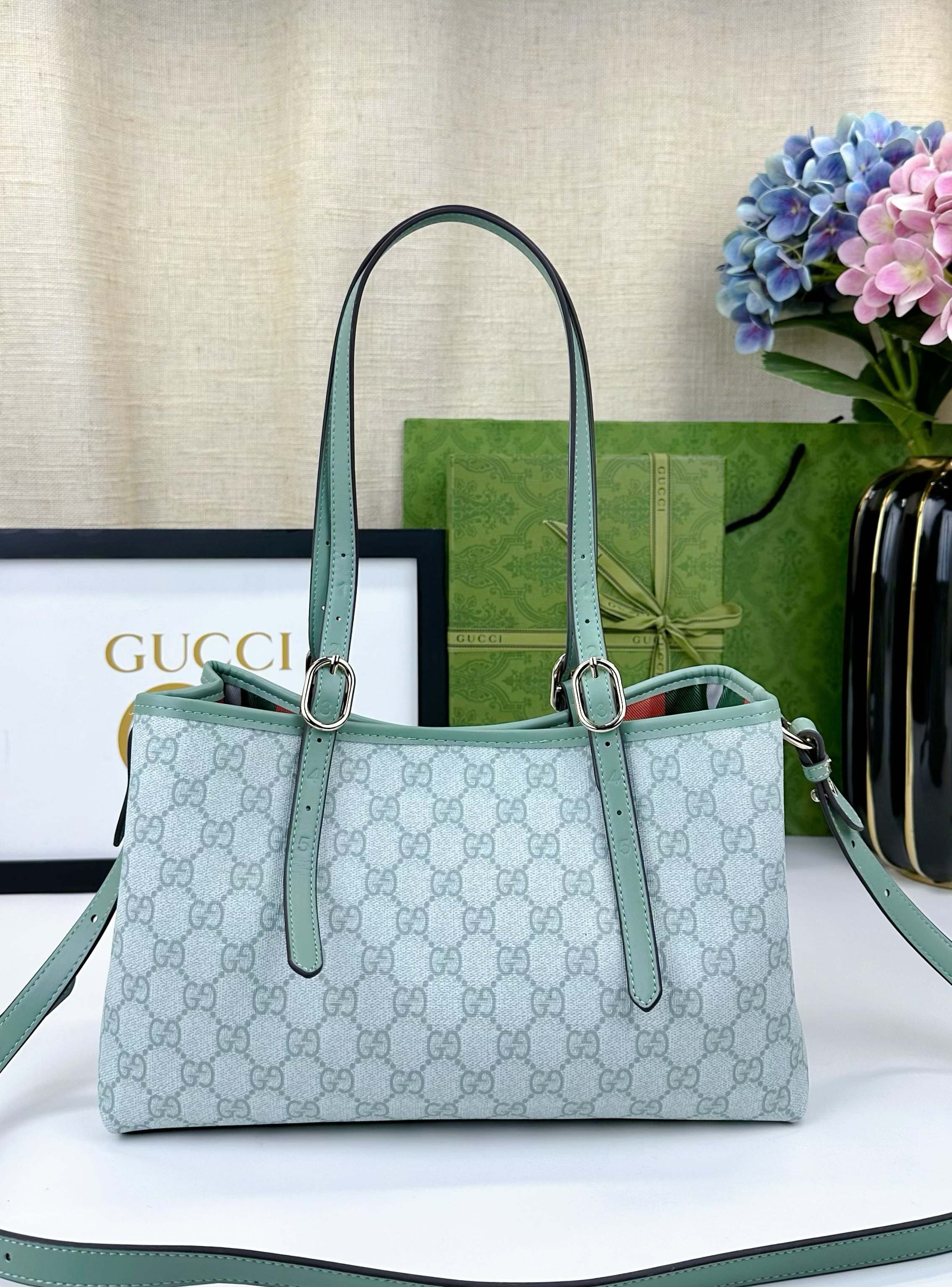  GG这款购物袋GG图案和条纹织带这两种品牌颇有辨识性的元素融合成经典搭配，Ophidia世界的演化之路