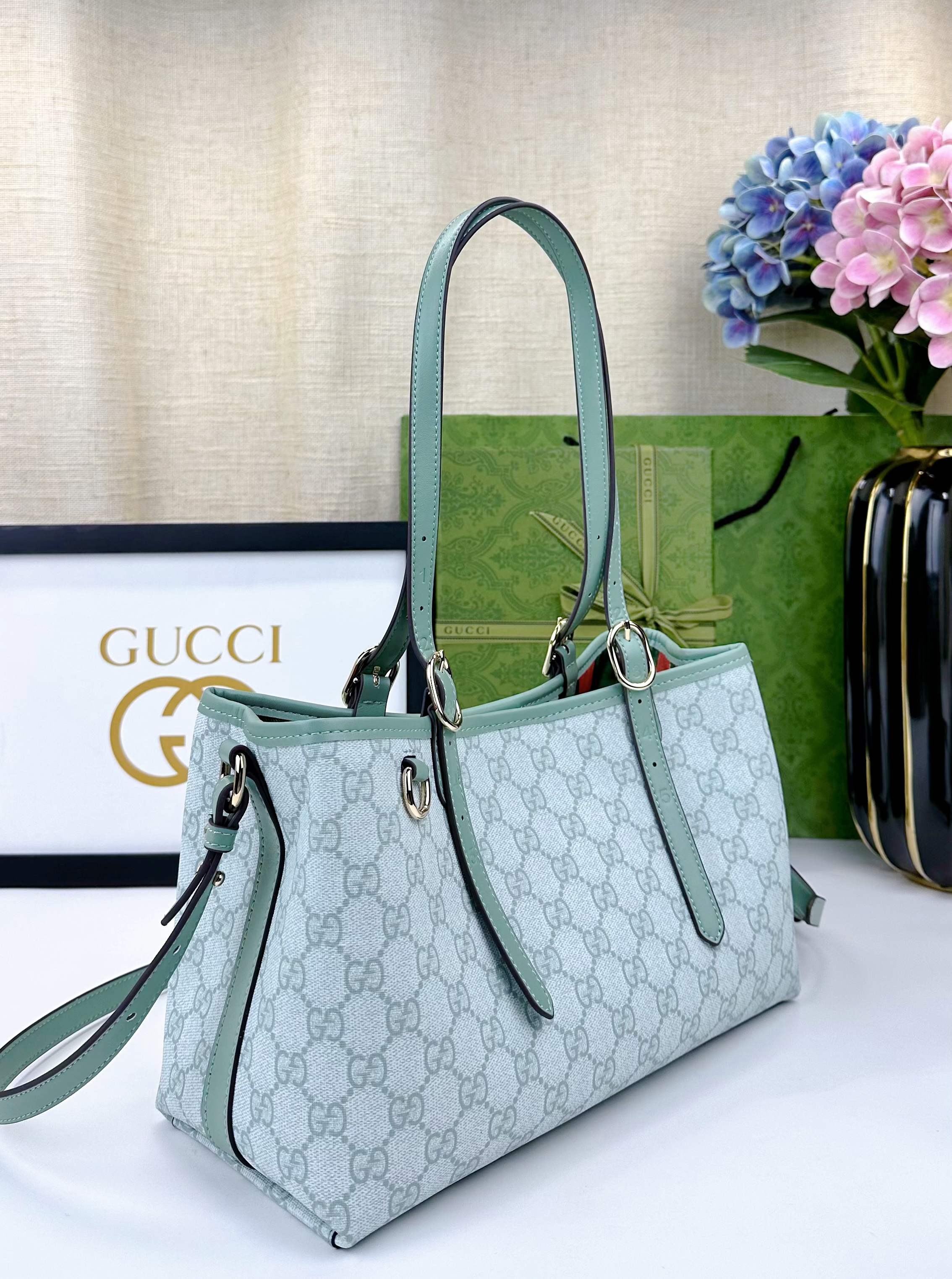  GG这款购物袋GG图案和条纹织带这两种品牌颇有辨识性的元素融合成经典搭配，Ophidia世界的演化之路