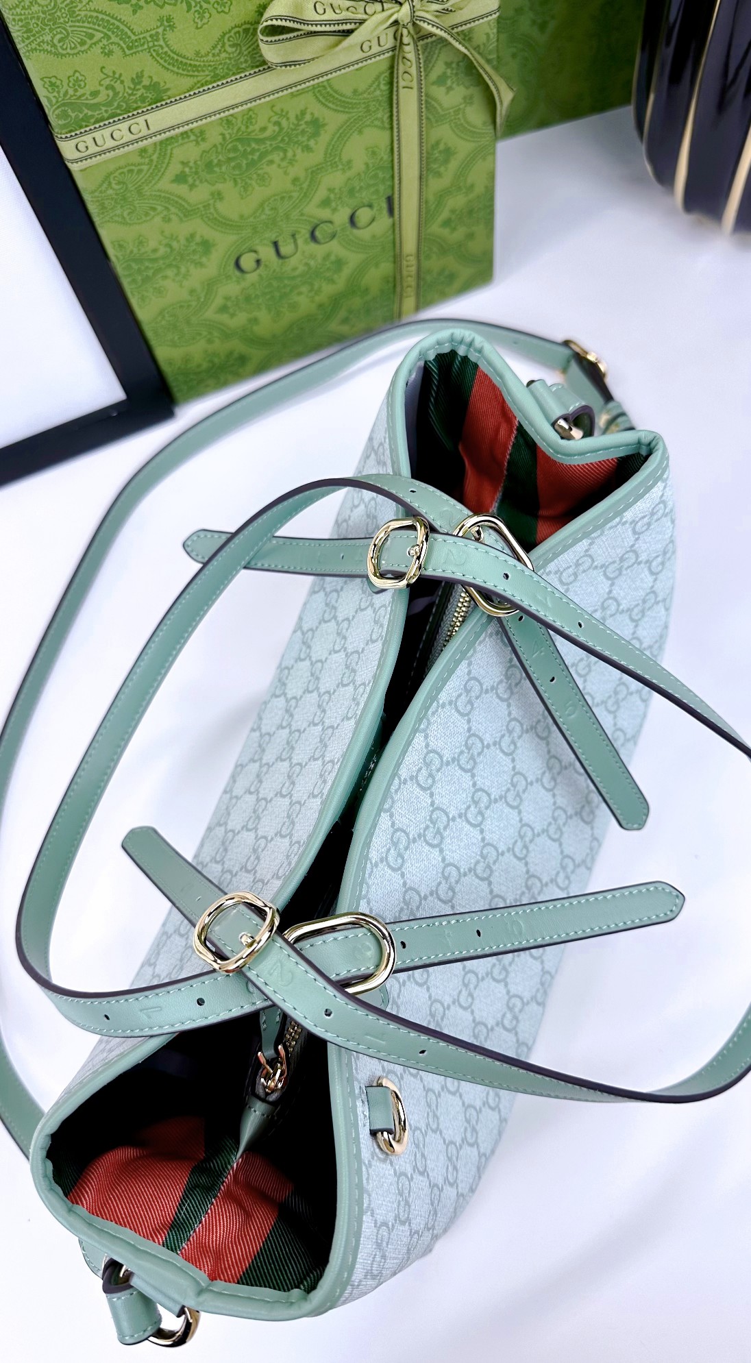  GG这款购物袋GG图案和条纹织带这两种品牌颇有辨识性的元素融合成经典搭配，Ophidia世界的演化之路