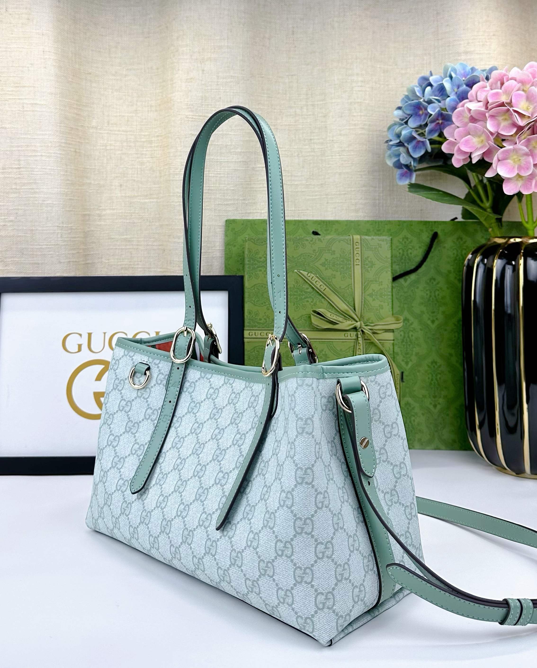  GG这款购物袋GG图案和条纹织带这两种品牌颇有辨识性的元素融合成经典搭配，Ophidia世界的演化之路