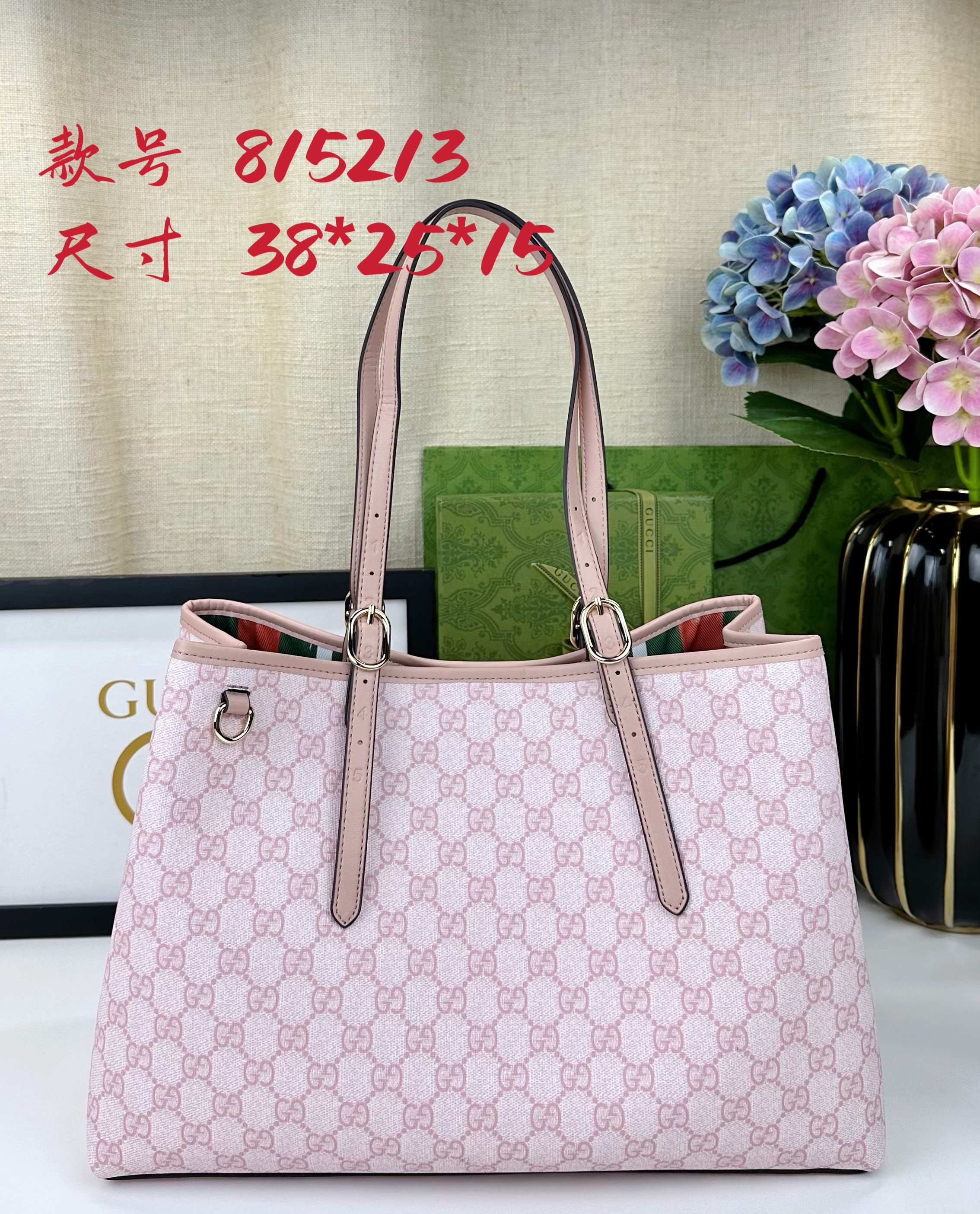  GG这款购物袋GG图案和条纹织带这两种品牌颇有辨识性的元素融合成经典搭配，Ophidia世界的演化之路