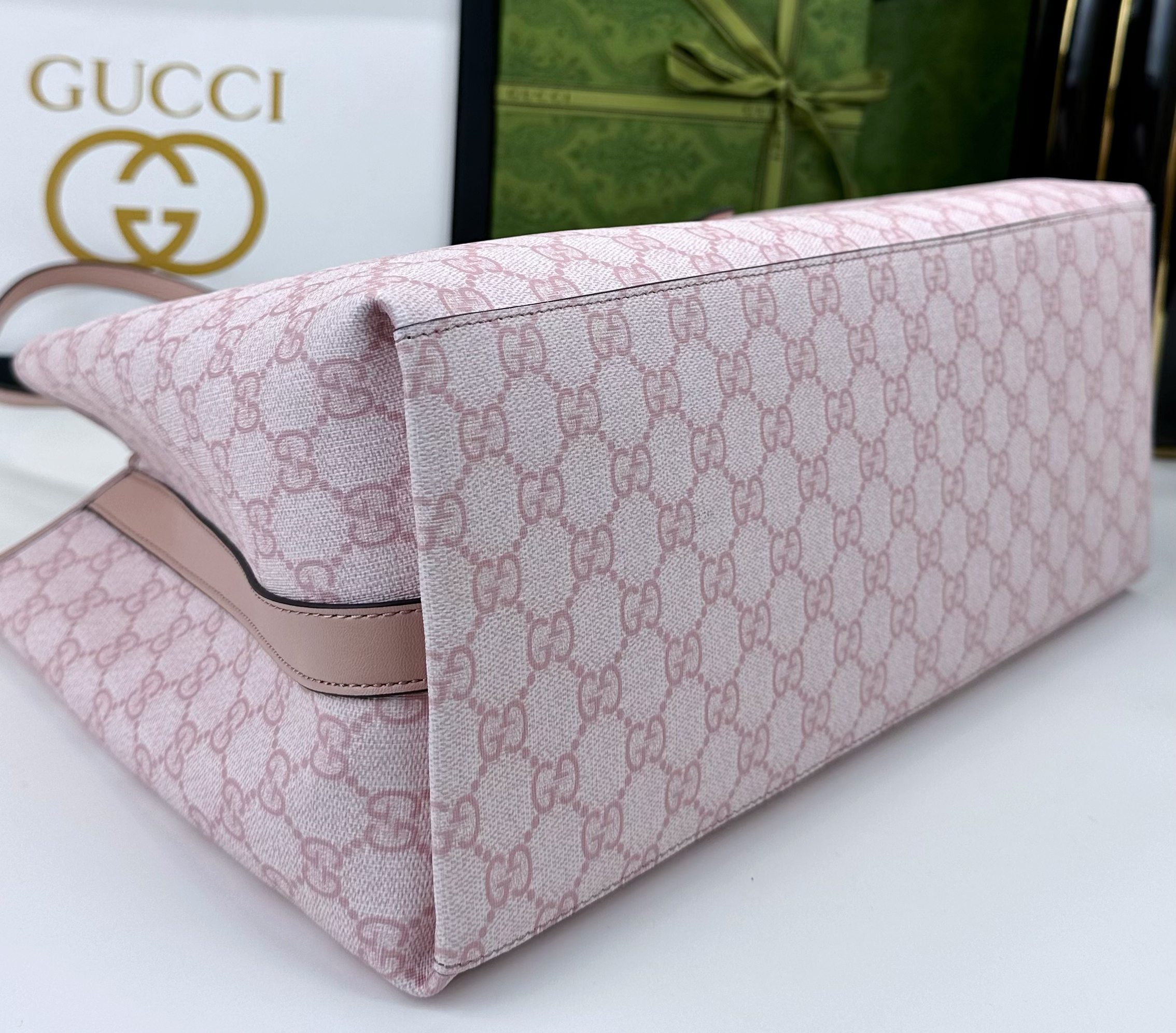  GG这款购物袋GG图案和条纹织带这两种品牌颇有辨识性的元素融合成经典搭配，Ophidia世界的演化之路