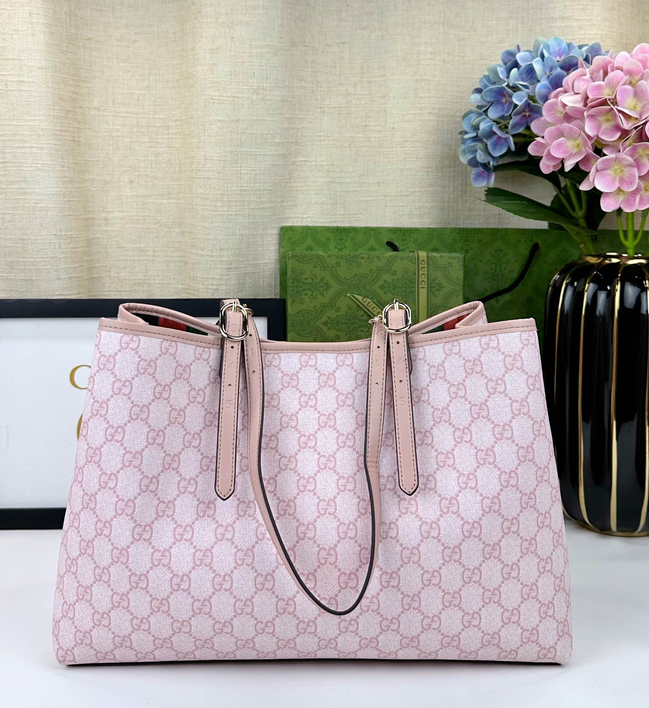  GG这款购物袋GG图案和条纹织带这两种品牌颇有辨识性的元素融合成经典搭配，Ophidia世界的演化之路