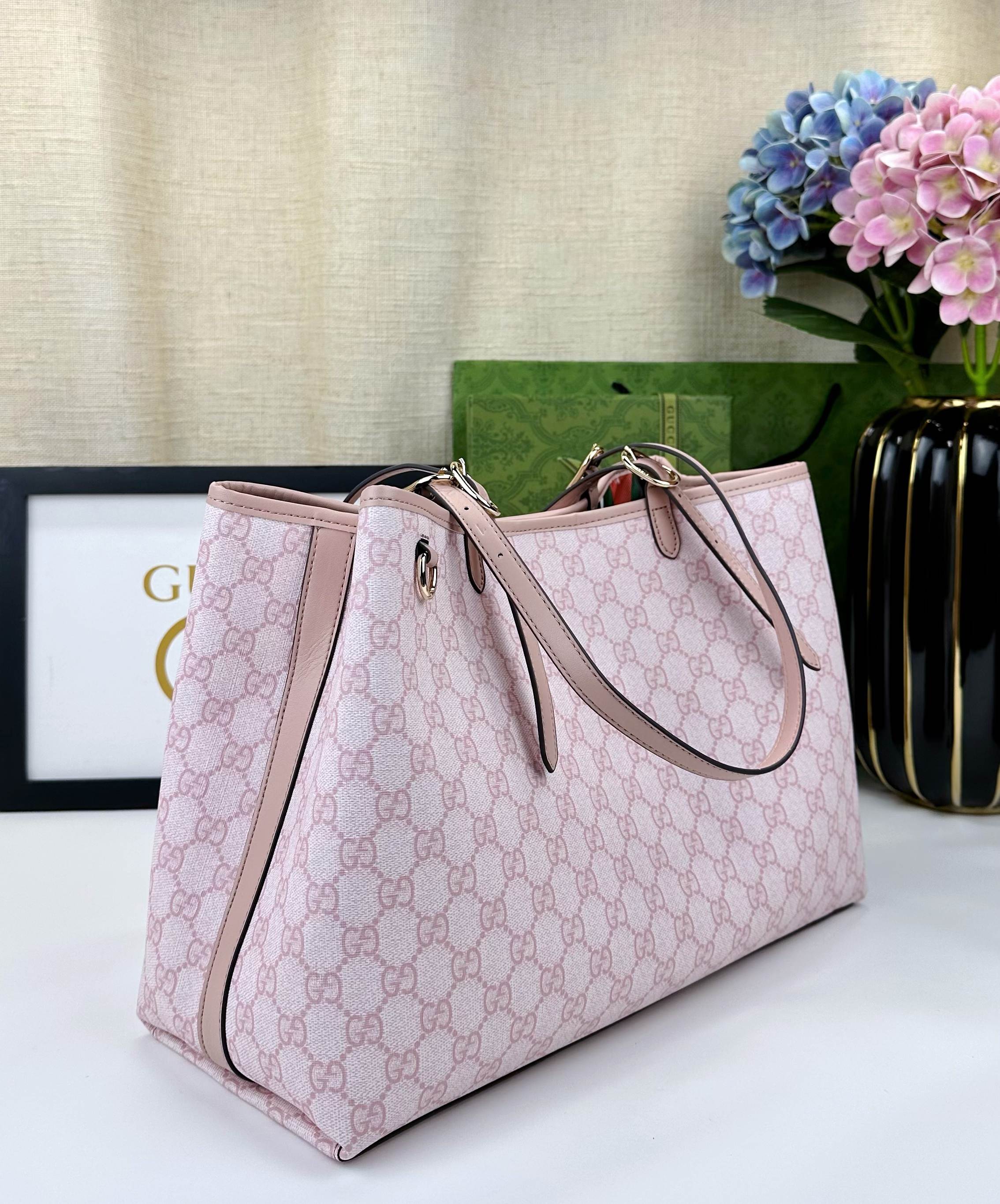  GG这款购物袋GG图案和条纹织带这两种品牌颇有辨识性的元素融合成经典搭配，Ophidia世界的演化之路