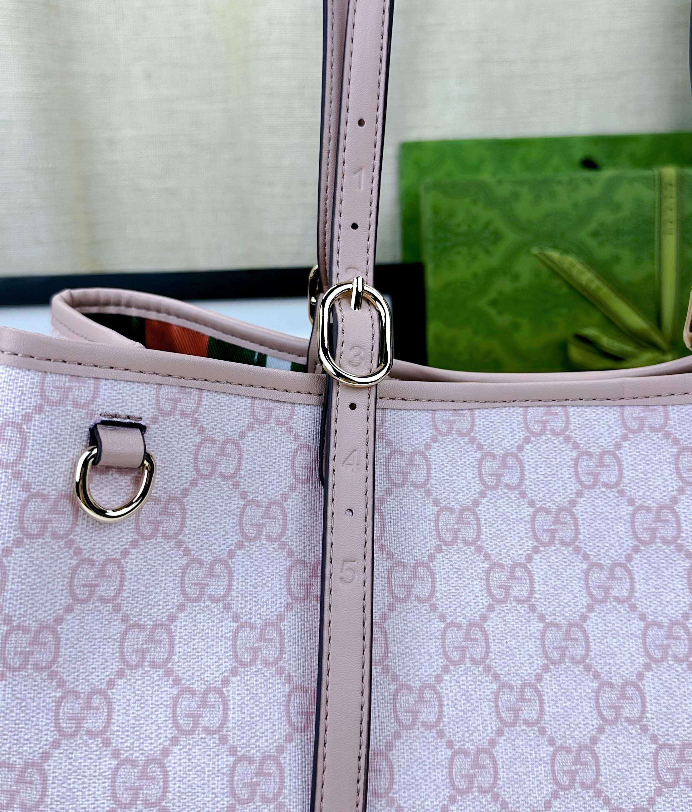  GG这款购物袋GG图案和条纹织带这两种品牌颇有辨识性的元素融合成经典搭配，Ophidia世界的演化之路