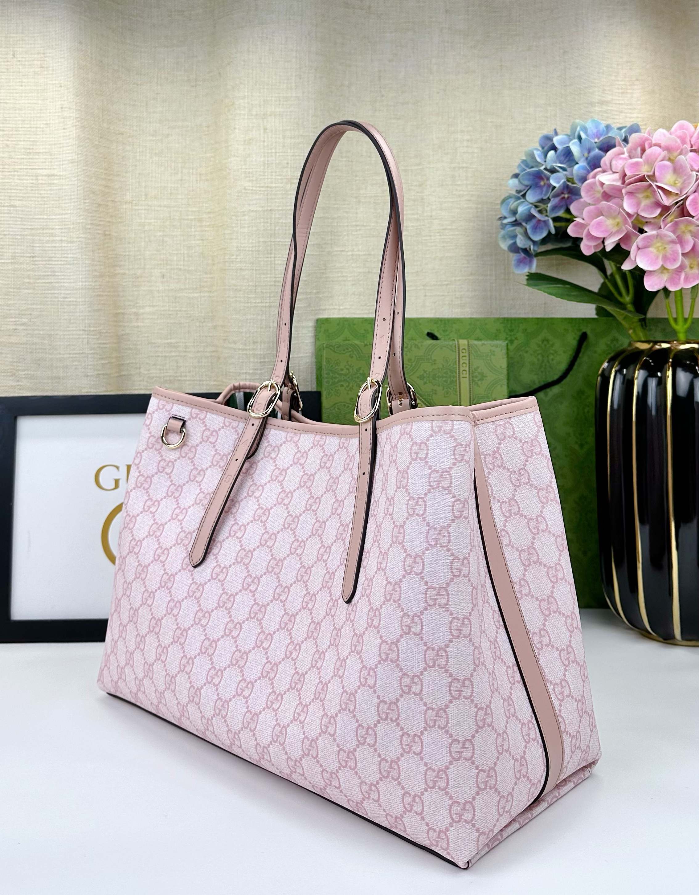  GG这款购物袋GG图案和条纹织带这两种品牌颇有辨识性的元素融合成经典搭配，Ophidia世界的演化之路