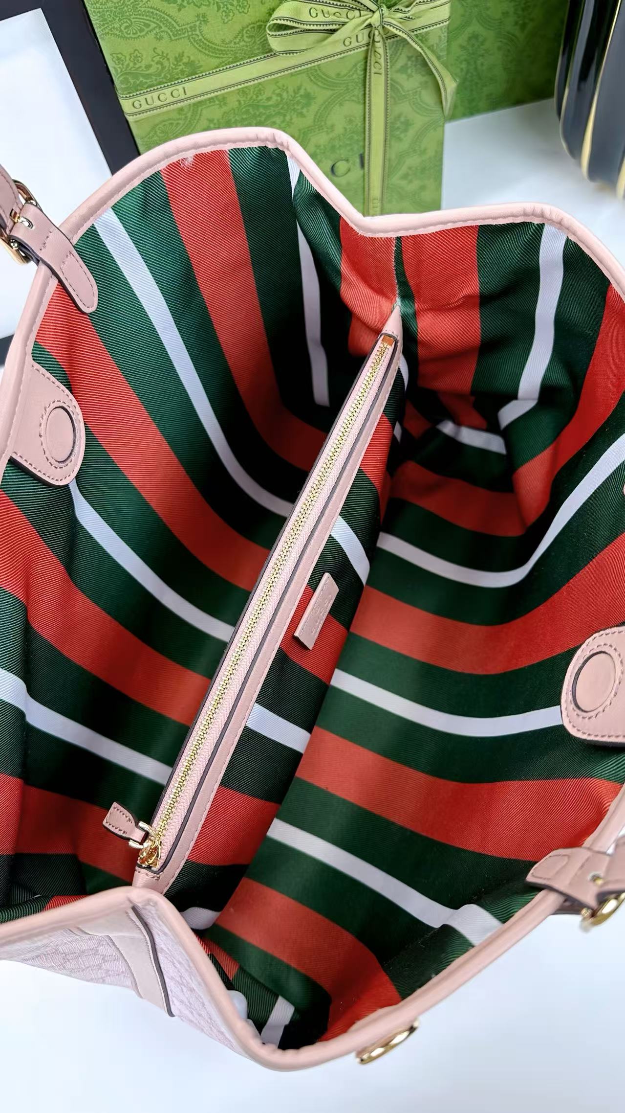  GG这款购物袋GG图案和条纹织带这两种品牌颇有辨识性的元素融合成经典搭配，Ophidia世界的演化之路