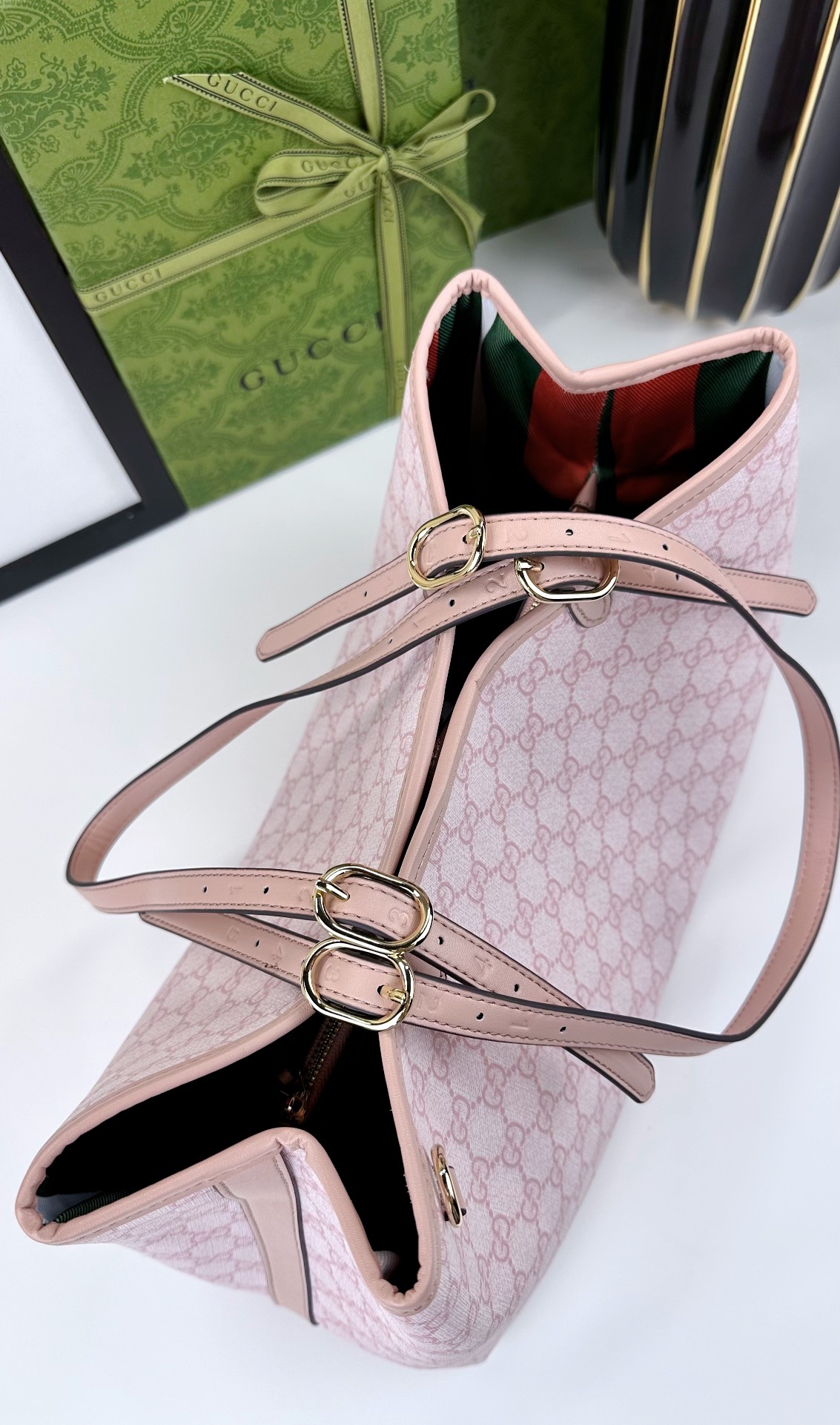  GG这款购物袋GG图案和条纹织带这两种品牌颇有辨识性的元素融合成经典搭配，Ophidia世界的演化之路