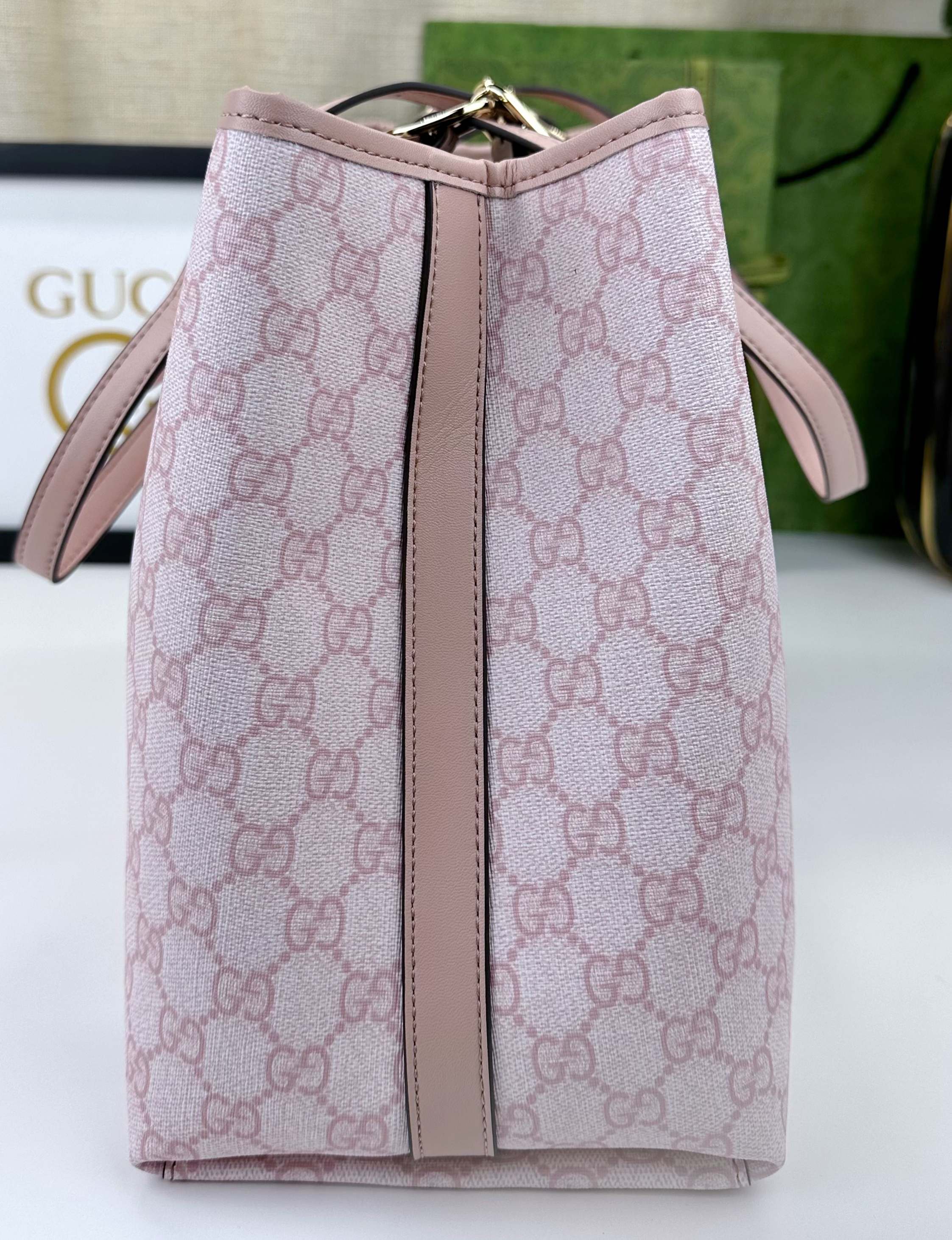  GG这款购物袋GG图案和条纹织带这两种品牌颇有辨识性的元素融合成经典搭配，Ophidia世界的演化之路