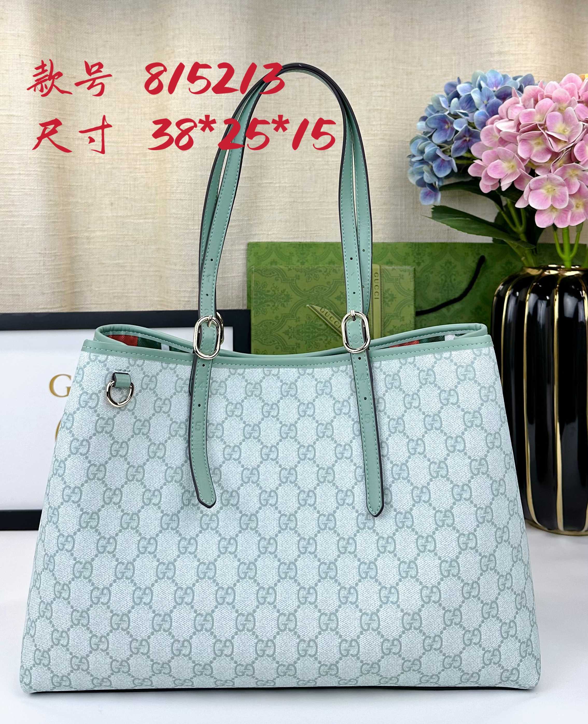  GG这款购物袋GG图案和条纹织带这两种品牌颇有辨识性的元素融合成经典搭配，Ophidia世界的演化之路