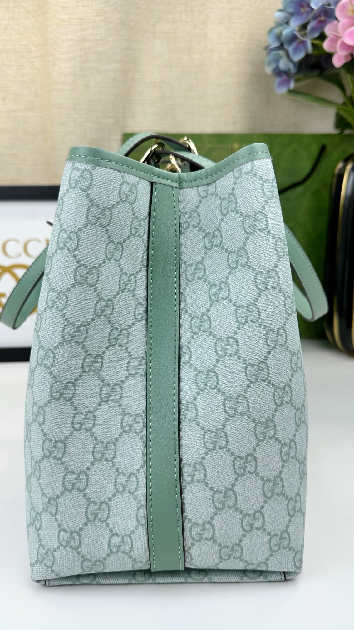  GG这款购物袋GG图案和条纹织带这两种品牌颇有辨识性的元素融合成经典搭配，Ophidia世界的演化之路