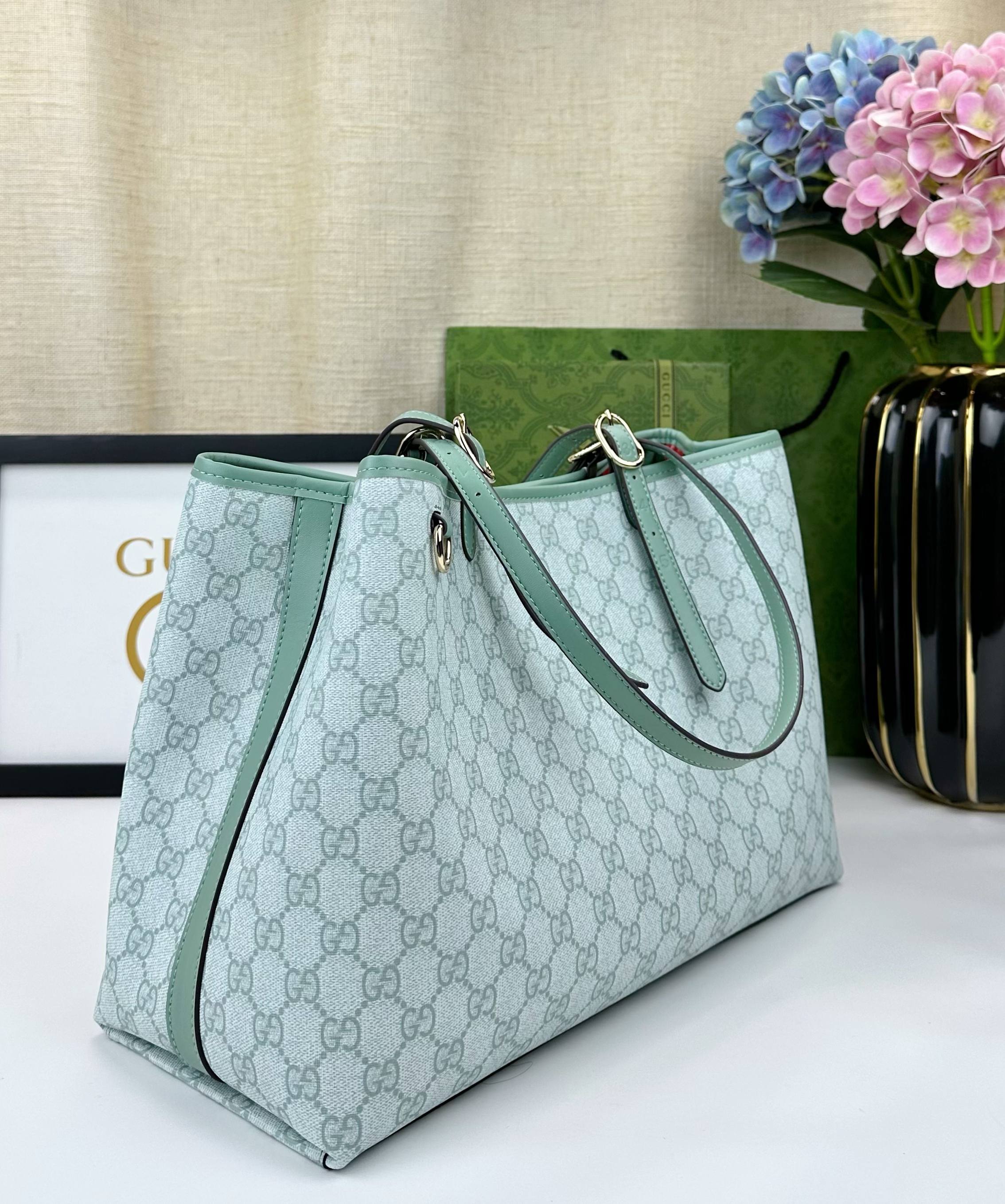  GG这款购物袋GG图案和条纹织带这两种品牌颇有辨识性的元素融合成经典搭配，Ophidia世界的演化之路
